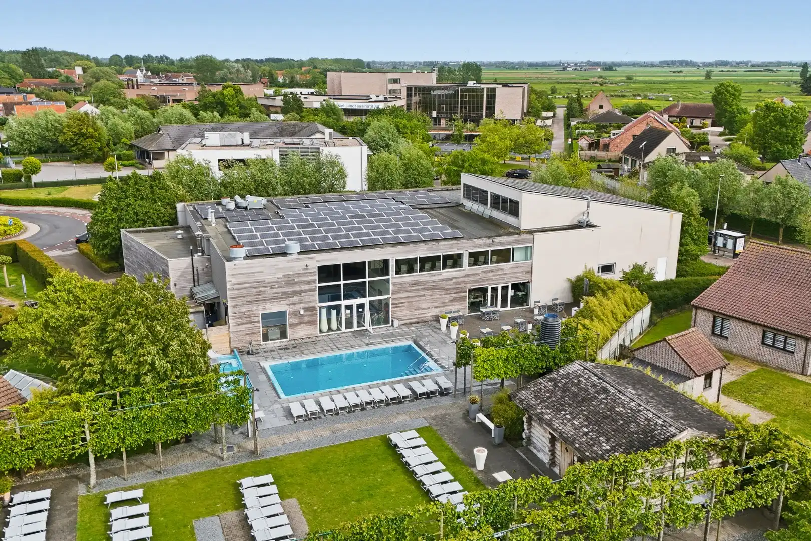 Uitzonderlijk bedrijfsgebouw met 1.210 m² en eindeloze mogelijkheden foto {{pictureIndex}}