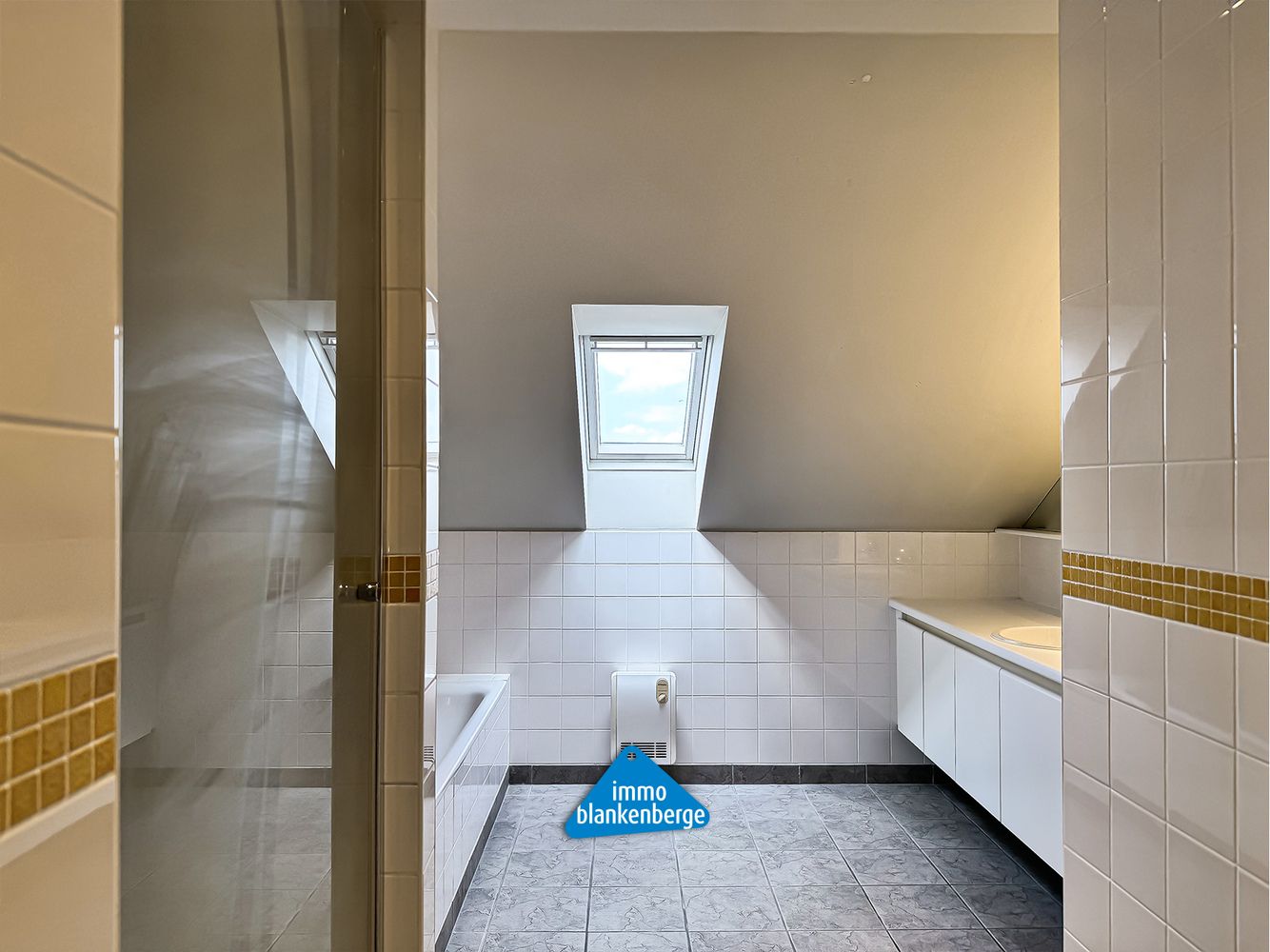 Ruim Appartement met Twee Slaapkamers en Prachtig Landelijk Zicht foto 16