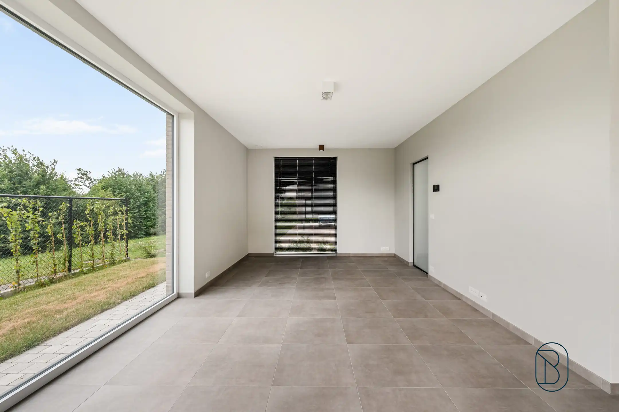 Recente halfopen bebouwing met 4 slaapkamers, tuin en garage foto 12