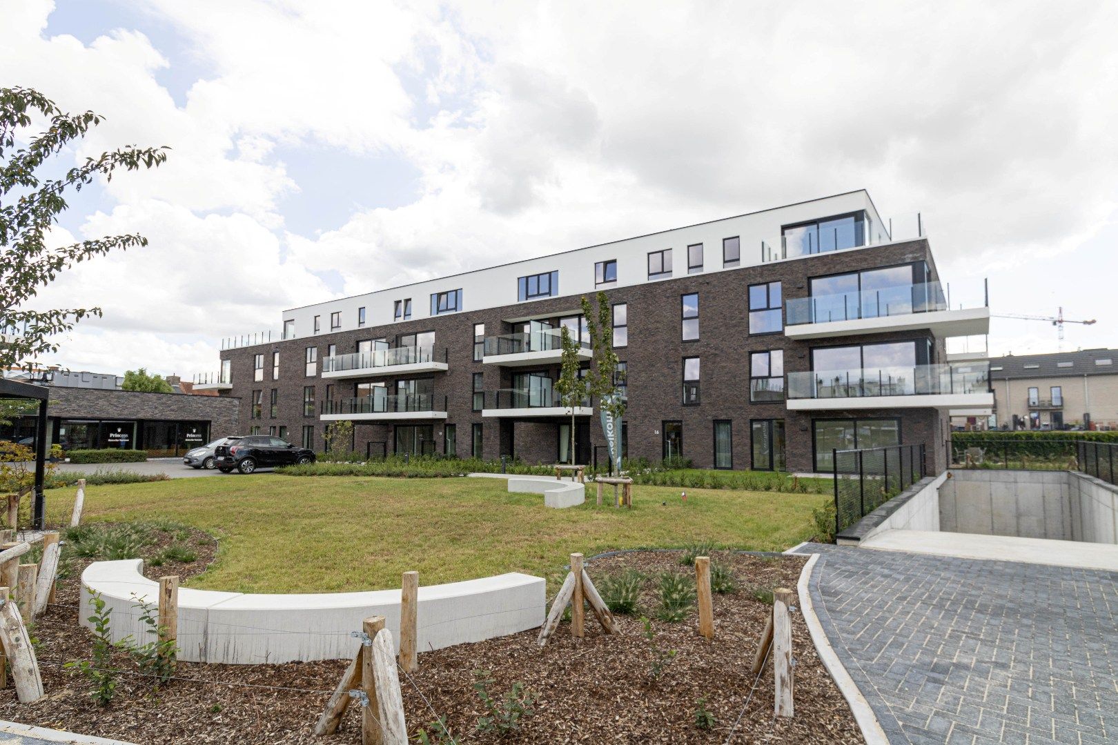 ! NIEUWE VOORWAARDEN! Zeer mooi afgewerkt en instapklaar nieuwbouwappartement gelegen in groene zone met mogelijkheid tot bijhuren van ondergrondse autostaanpla foto {{pictureIndex}}