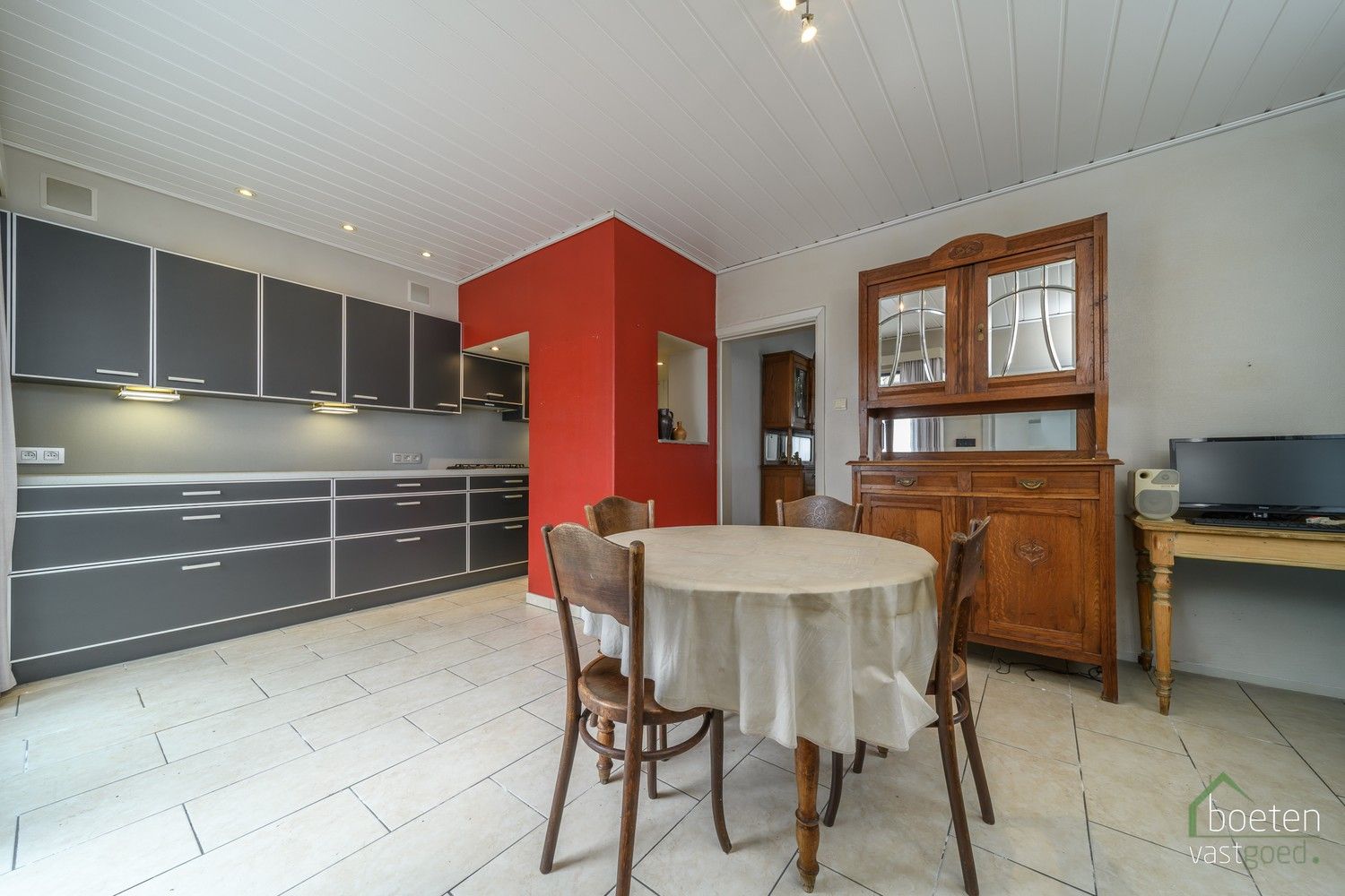 VEURNE: Heel degelijk woonhuis, met zeker enkele nodige werken maar anderzijds ook met leefbaar comfort, 4 slpks, zonnig terras en dubbele garage. foto 6