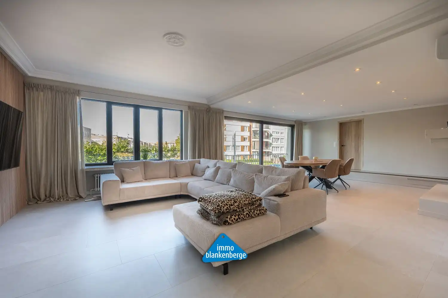 Zeer Ruim en Stijlvol gerenoveerd appartement van 232m² op een toplocatie vlak bij het strand. foto 5