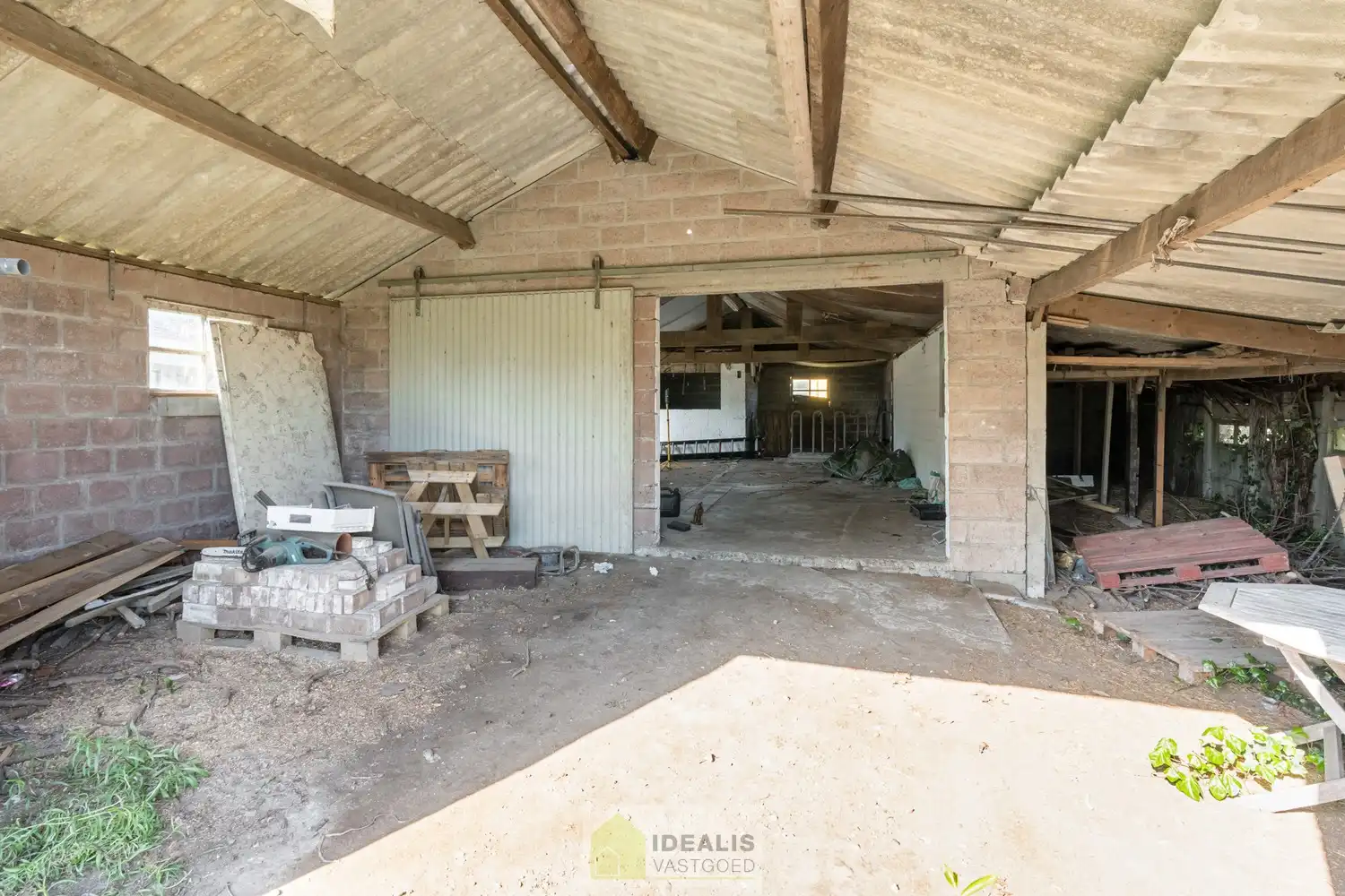 KNAPPE GROTENDEELS GERENOVEERDE EENGEZINSWONING MET EEN HEERLIJK LICHTRIJKE WOONKAMER MET OPEN KEUKEN, AANSLUITEND VERANDA MET ZICHT OP DE ZEER RUIME TUIN (+-2700M²!), 3 SLAAPKAMERS, RUIMTELIJKE BADKAMER VOORZIEN VAN BAD EN INLOOPDOUCHE EN DE WONING IS VOLLEDIG ONDERKELDERD! EEN HEERLIJK RUIME BUNGALOW DIE NOG VOLLEDIG NAAR EIGEN SMAAK AFGEWERKT KAN WORDEN! Een aangename woning met een bewoonbare oppervlakte van +- 205m² op een perceel van +- 26are98ca (2698m²) op een rustige locatie! Tevens is de woning centraal gelegen t.o.v. het centrum van Peer, Meeuwen (Oudsbergen) en Houthalen-Helchteren en kan men vlot gebruik maken van de Noord-Zuidverbinding (A24). foto 26