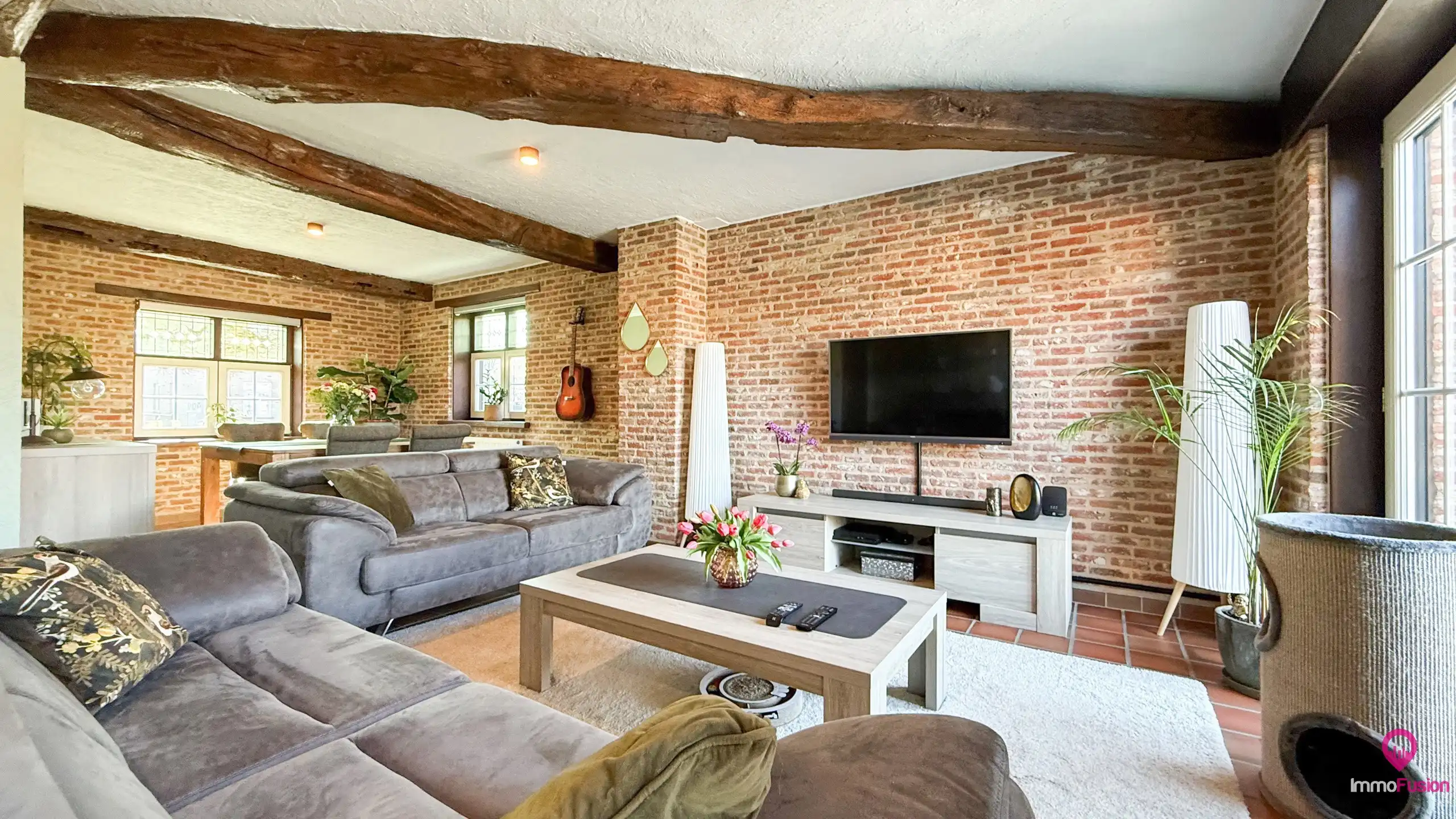 Instapklare gezinswoning met 5slpks, dubbele garage en tuin! foto 3