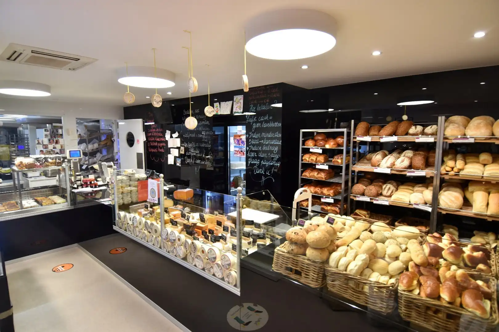 Succesvolle bakkerij mét bovenliggende woonst te koop in Heule foto 3