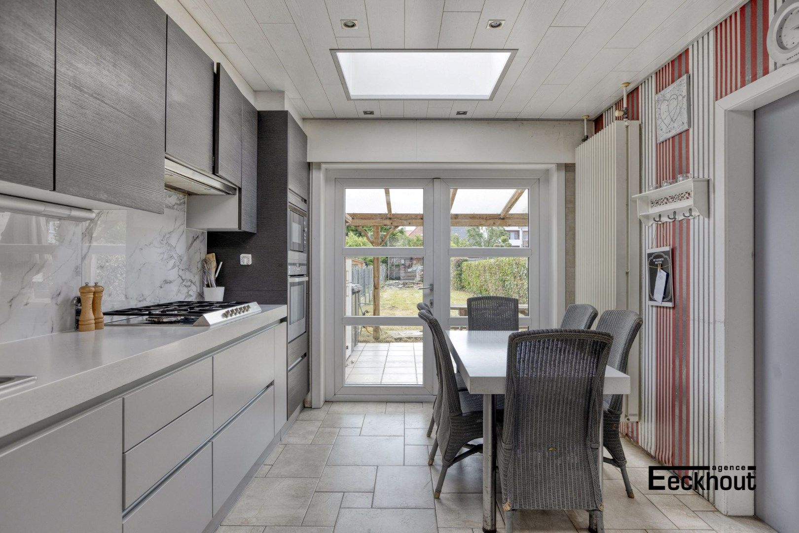 Ruime woning met diepe tuin in een rustige straat te Oostende! foto 6