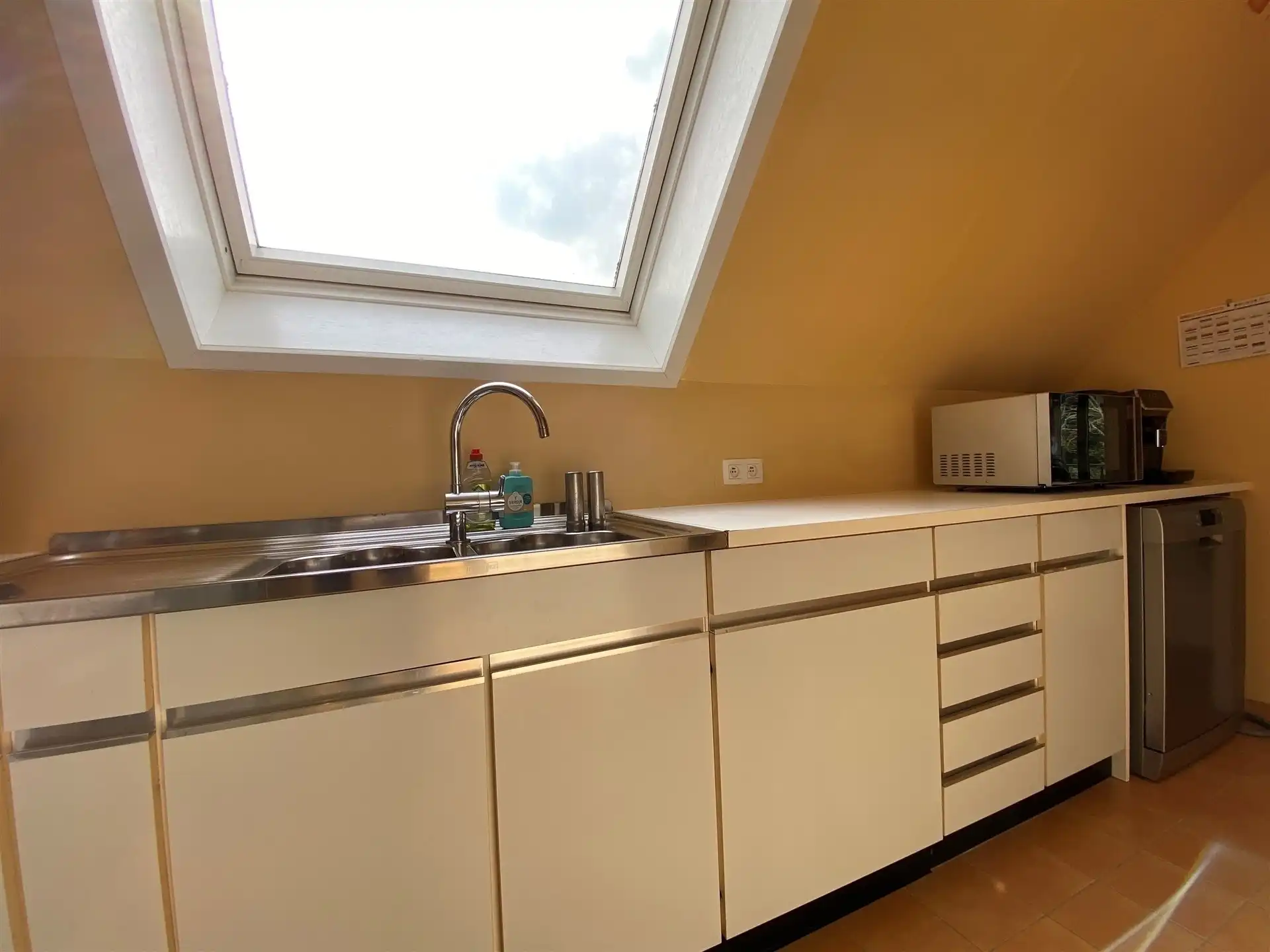 Zonnig en gunstig gelegen ruim appartement op eerste verdieping. foto 10