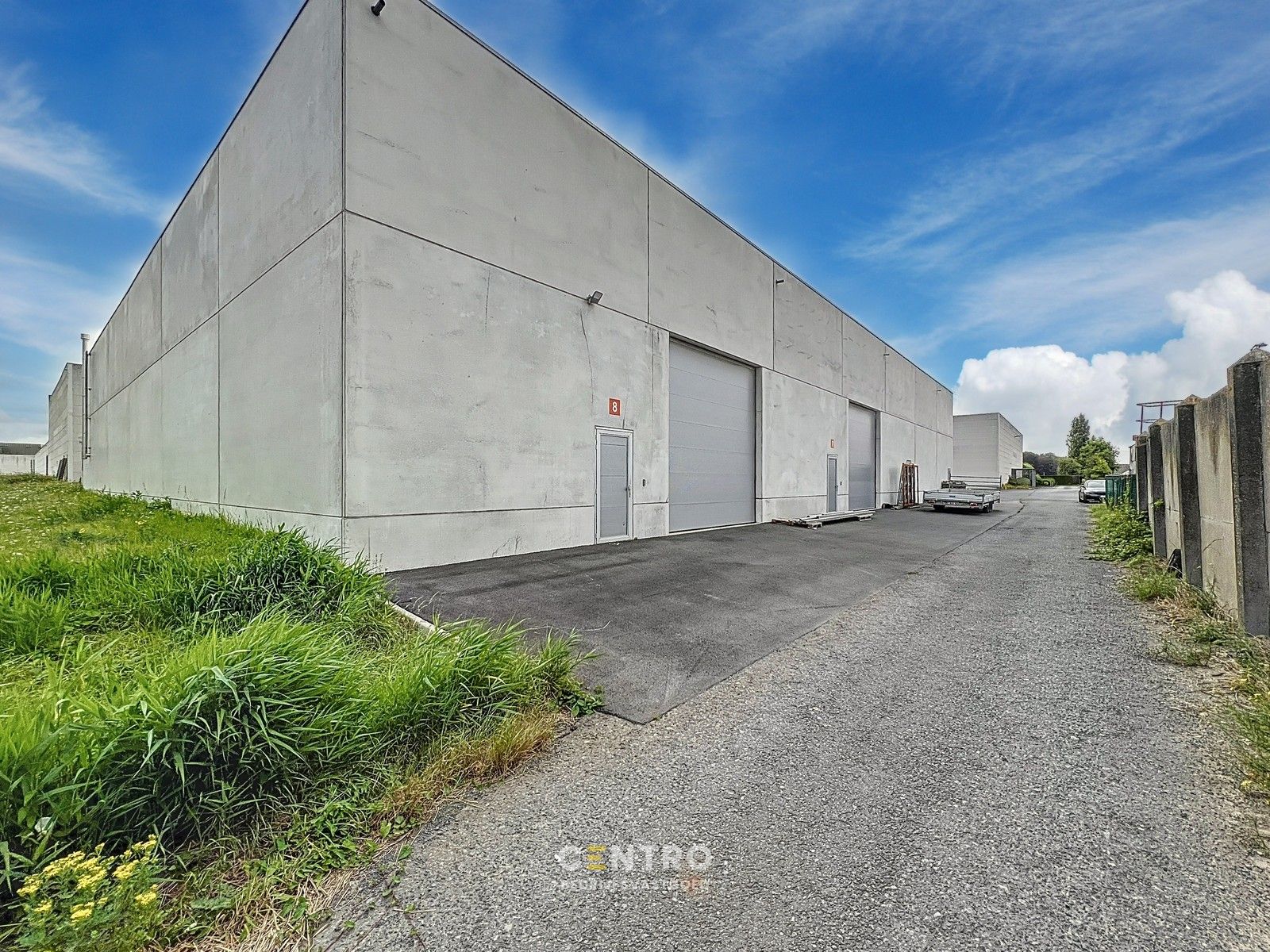 Instapklare OPSLAGRUIMTE / LOODS (216m²) voorzien van elektrische sectionaalpoort met aparte loopdeur en vrije hoogte van 7m! Op industriezone te Houthulst! foto 2