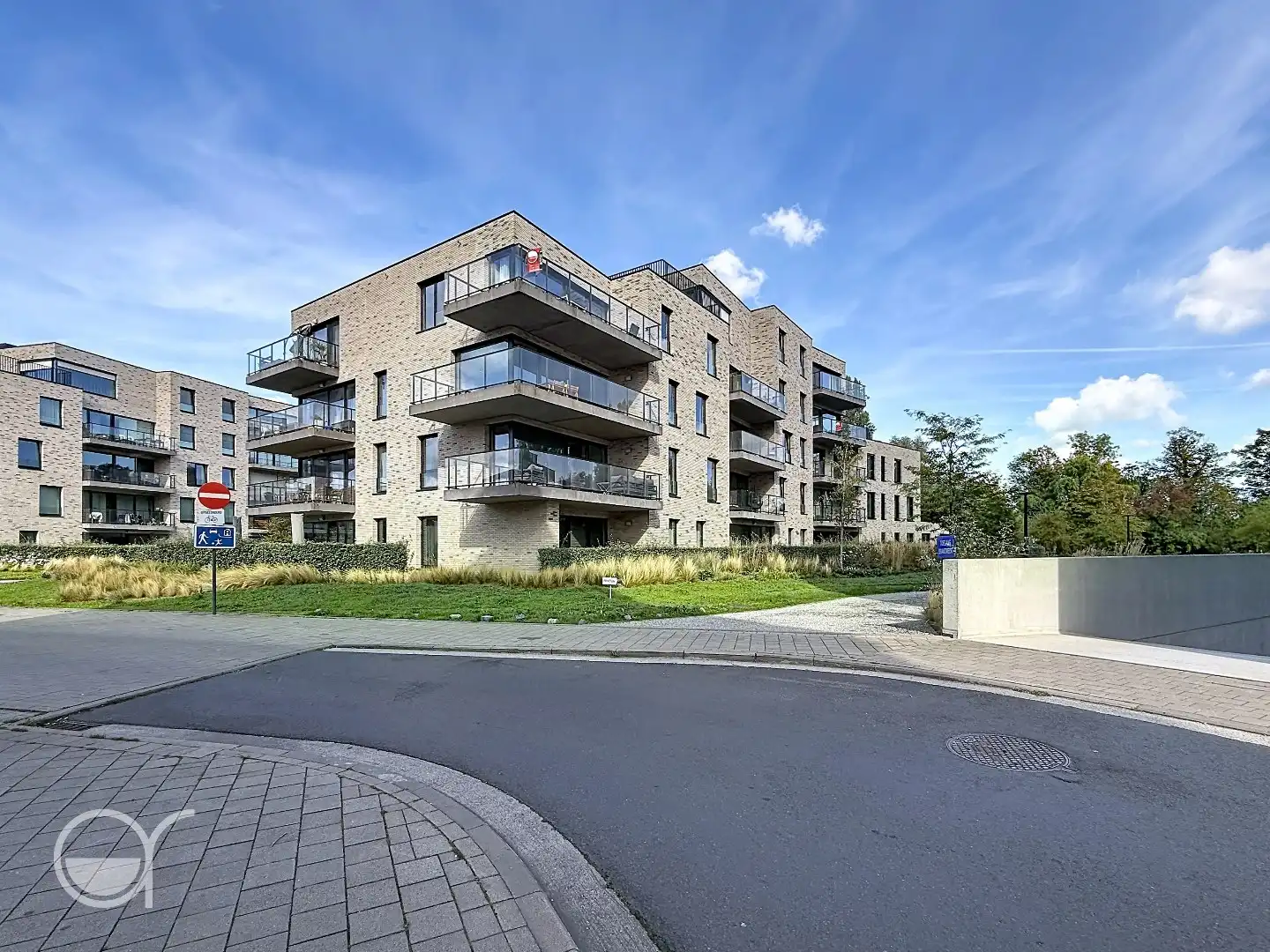 Ruim en lichtrijk tweeslaapkamerappartement met autostaanplaats te huur foto 11