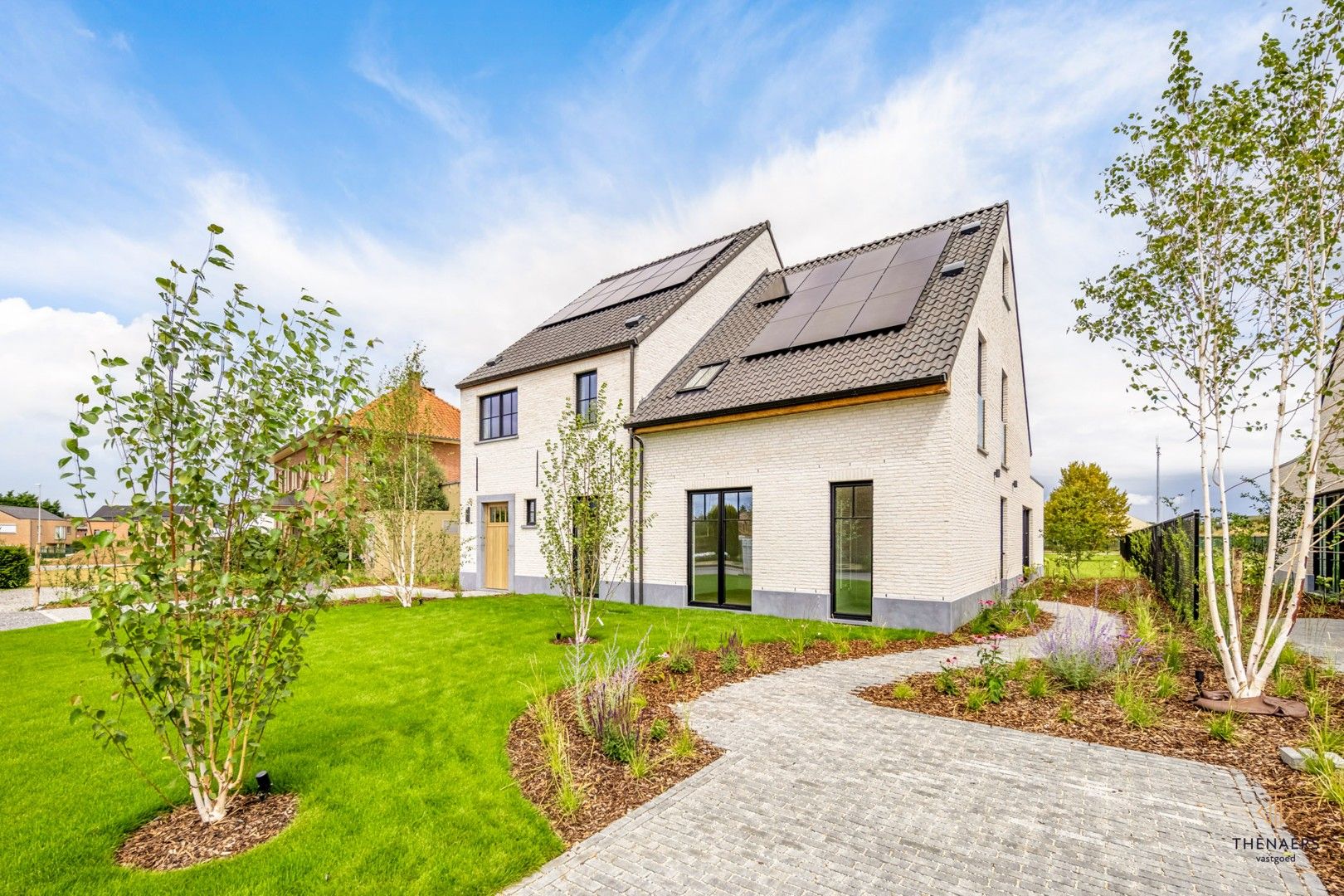 INSTAPKLARE LUXE EN ENERGIEZUINIGE NIEUWBOUWWONING MET 4 SLAAPKAMERS EN 2 BADKAMERS. foto {{pictureIndex}}