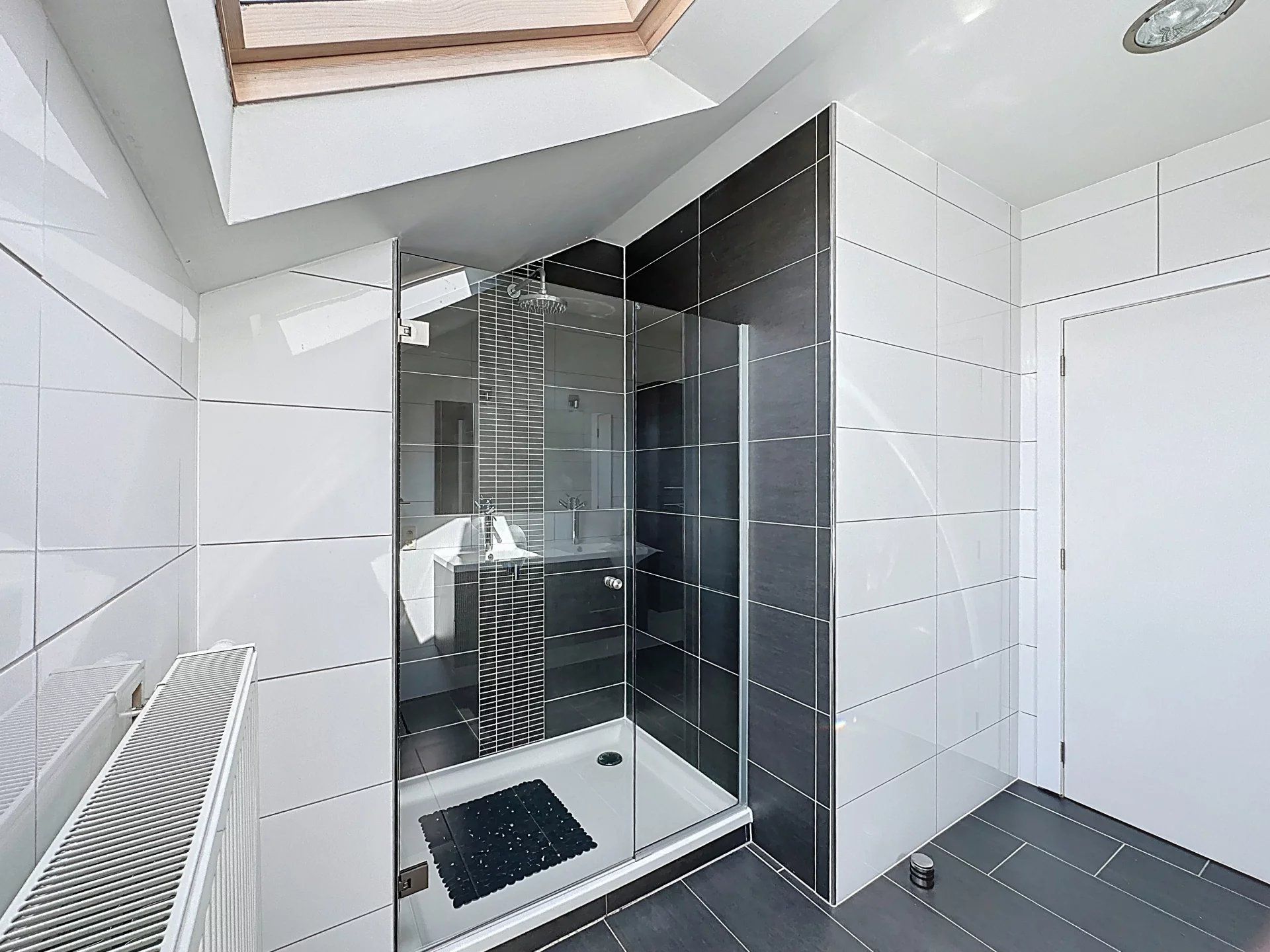Verrassend ruime woning met 5 slaapkamers en 2 badkamers op groot perceel. foto 22