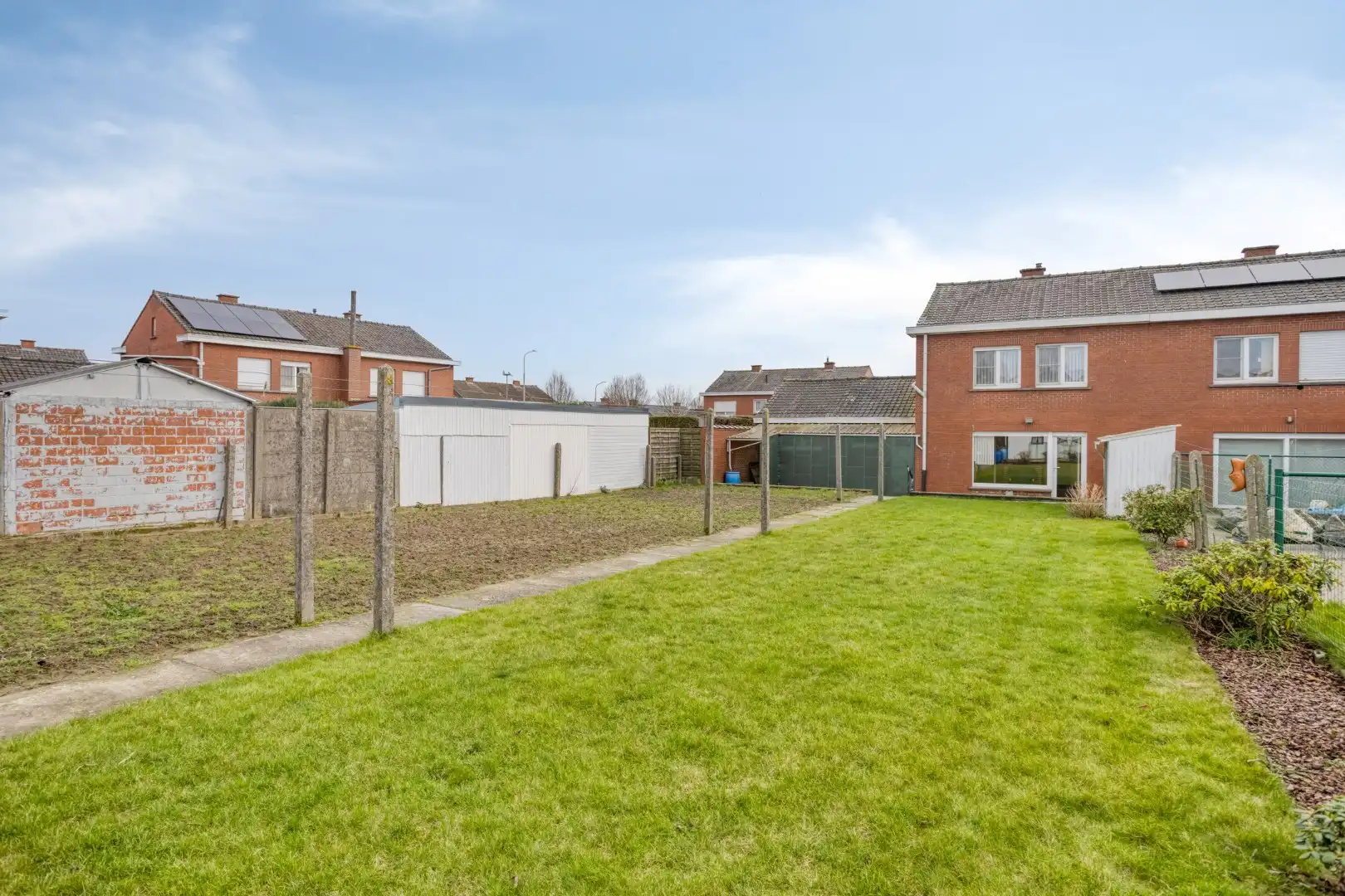 Te renoveren woning met 3 slaapkamers, garage en grote tuin! foto 10