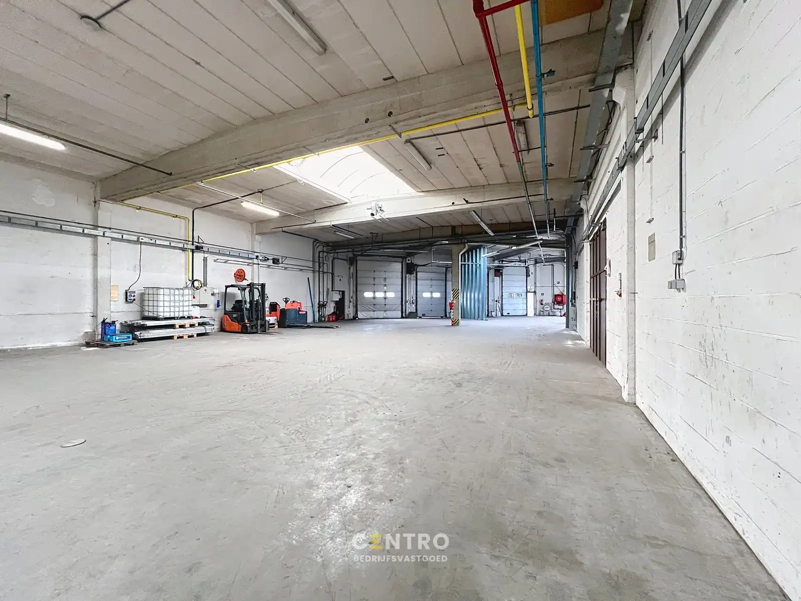 Logistieke LOODS/MAGAZIJN van ± 520m2 met 5 poorten waarvan 3 loskades TE ROESELARE ! foto 6