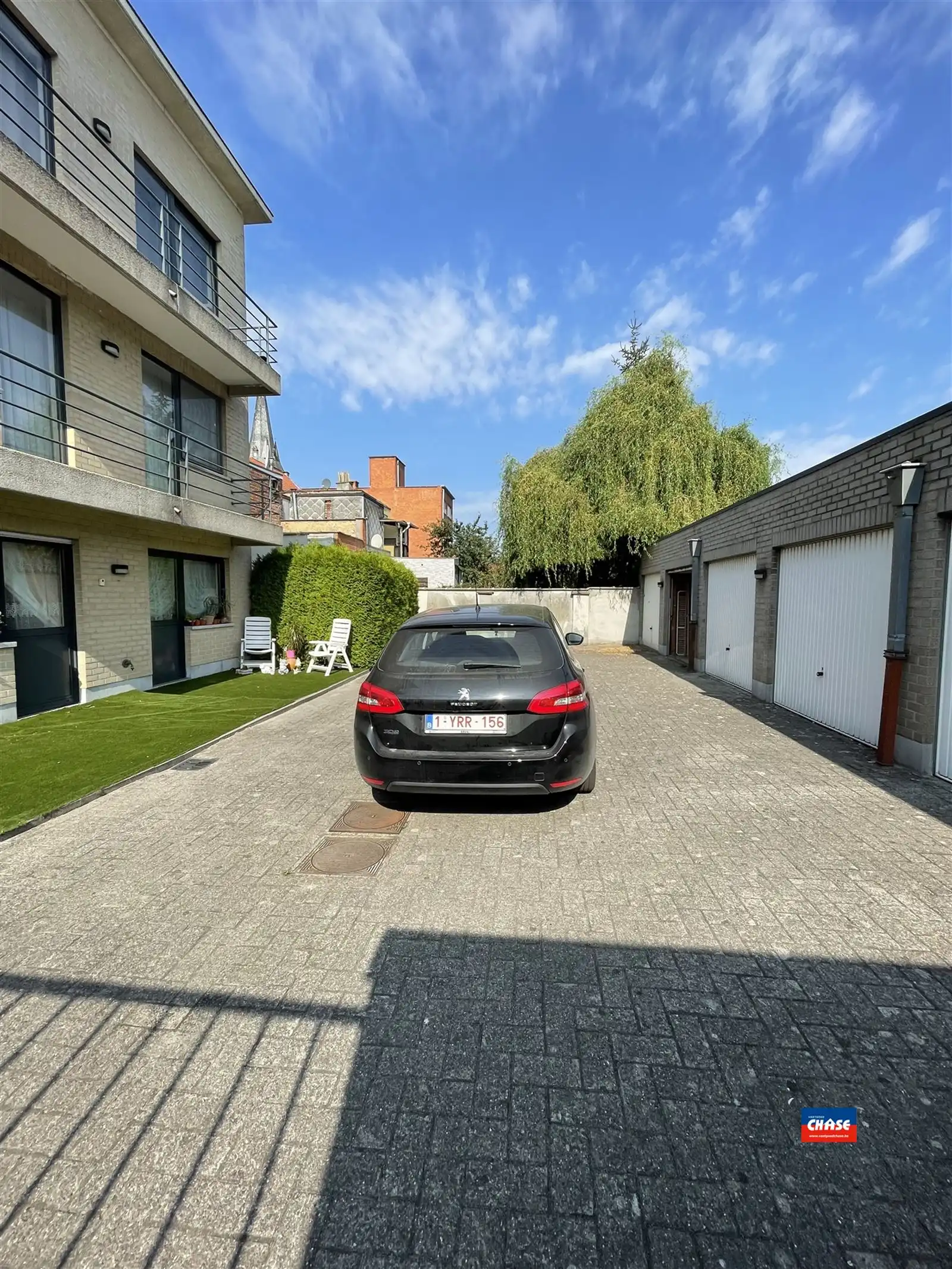 Garagebox in afgesloten complex met elektrische toegangspoort foto 5
