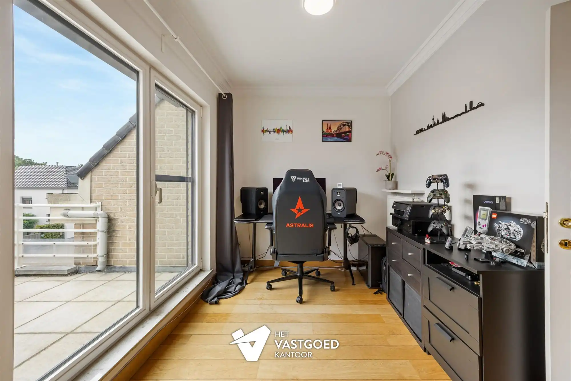 ZEER RUIM DUPLEX APPARTEMENT MET BIJHORENDE AFGESLOTEN GARAGEBOX EN 2 STAANPLAATSEN IN HET CENTRUM VAN OOSTHAM foto 7