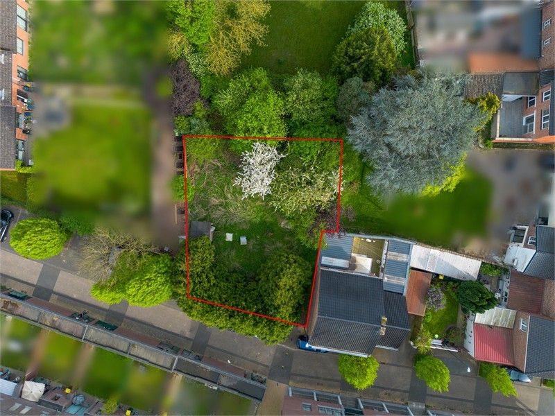 BOUWGROND GESCHIKT VOOR HALFOPEN BEBOUWING GELEGEN IN ATTENHOVEN foto {{pictureIndex}}