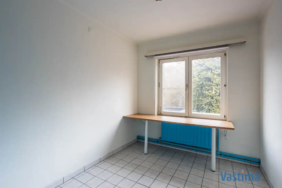 Op te frissen gezinswoning met 3 slaapkamers, garage en tuin foto 17