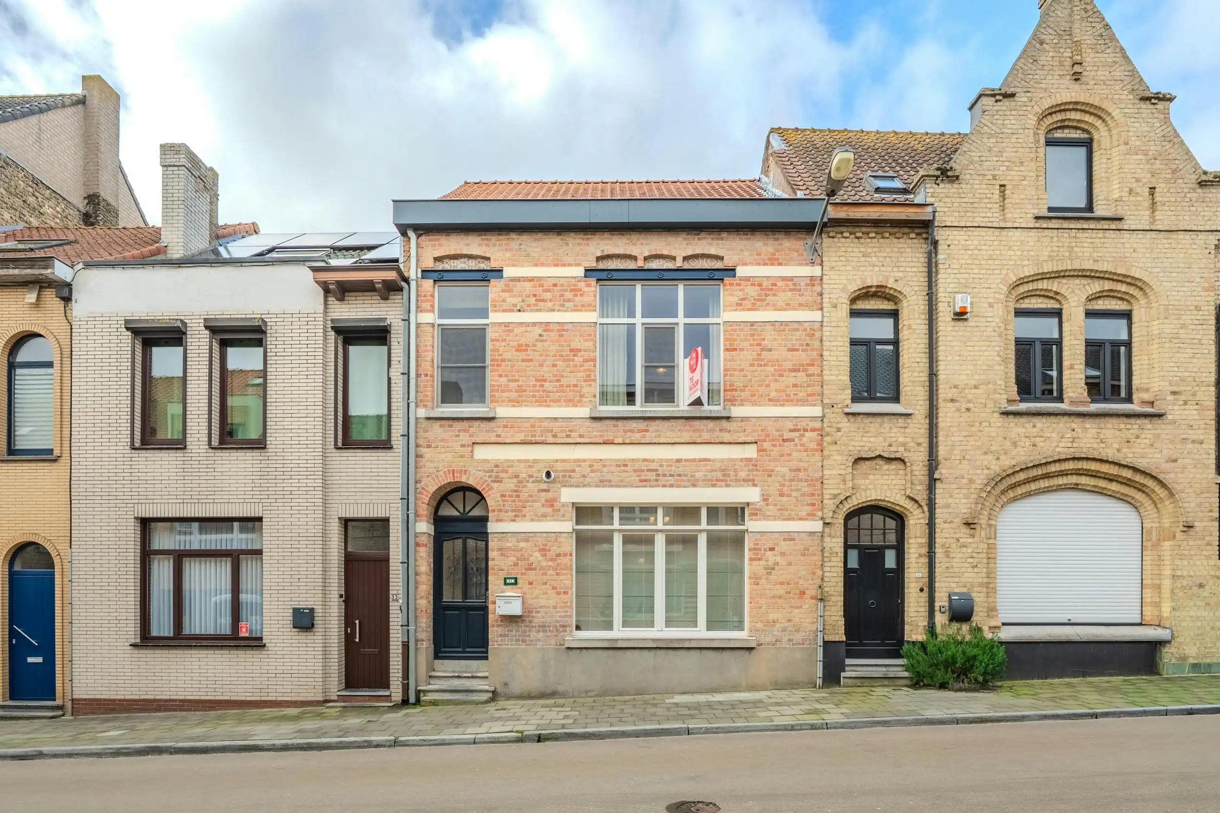 Ruime woning met vijf slaapkamers en gezellige stadskoer foto {{pictureIndex}}