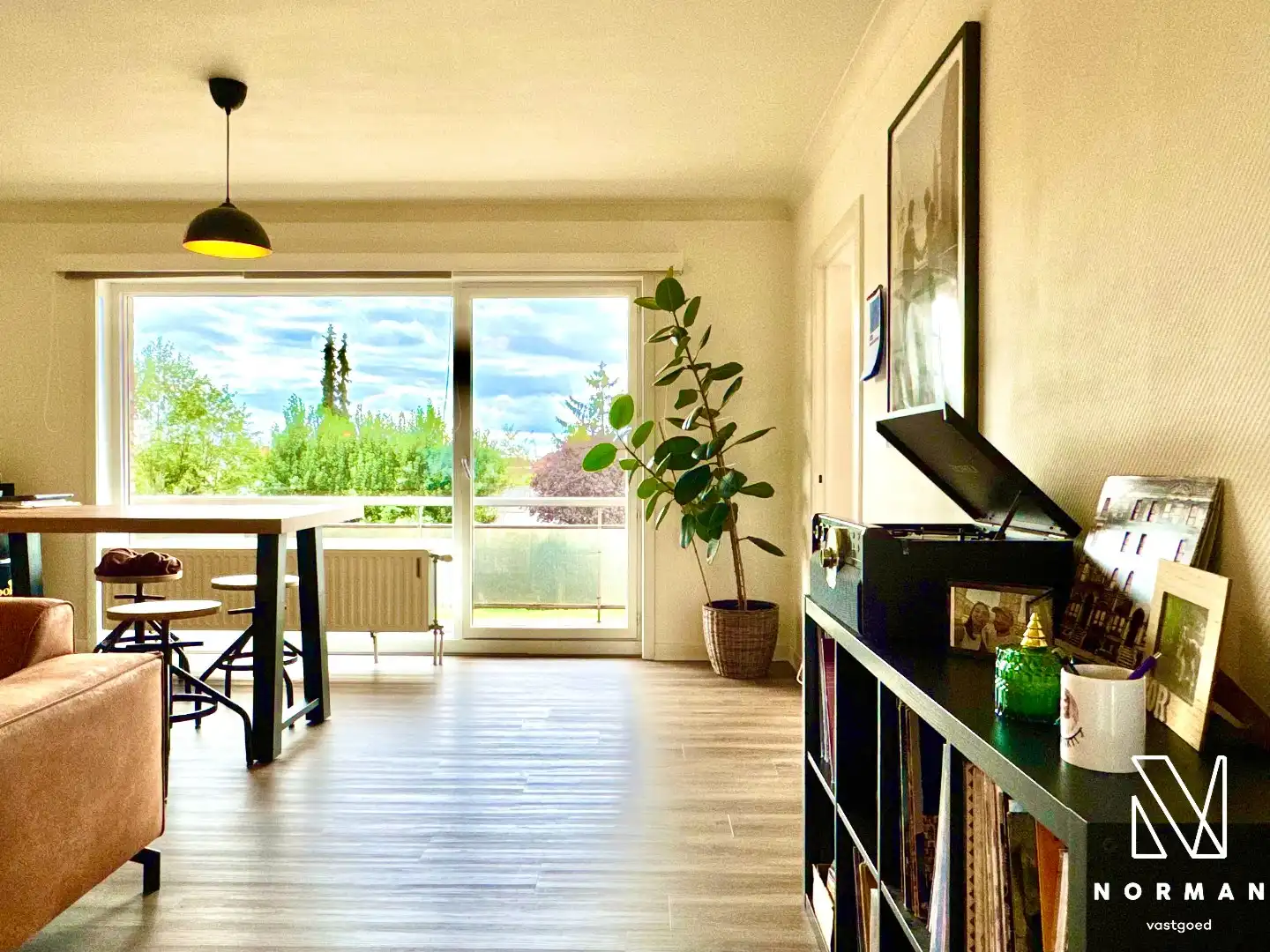 Instapklaar, energiezuinig 2-slaapkamer appartement inclusief ondergrondse autostaanplaats en terras te koop in Kuurne! foto 2
