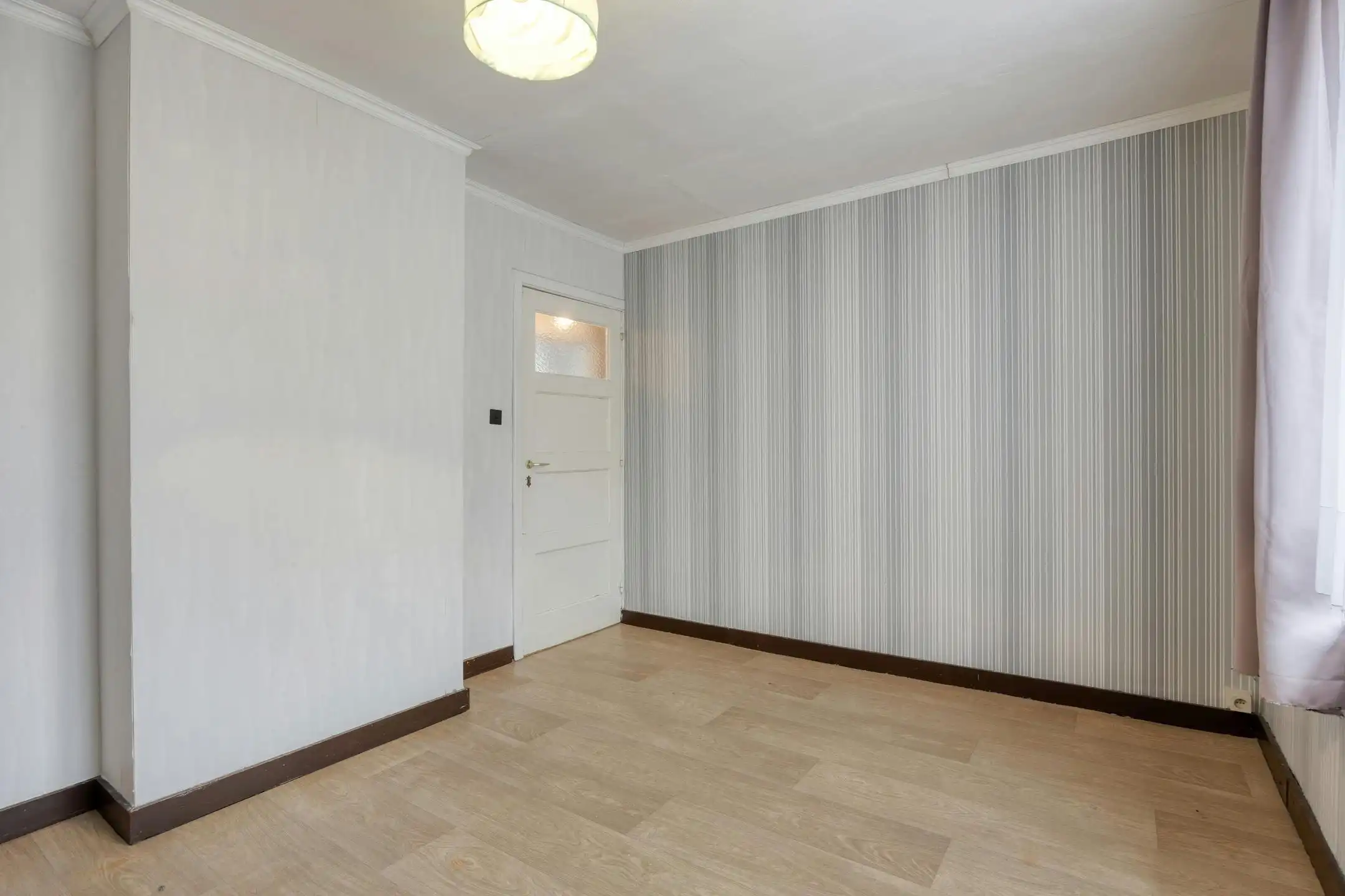 Te renoveren woning met zonnige tuin in Genk foto 14