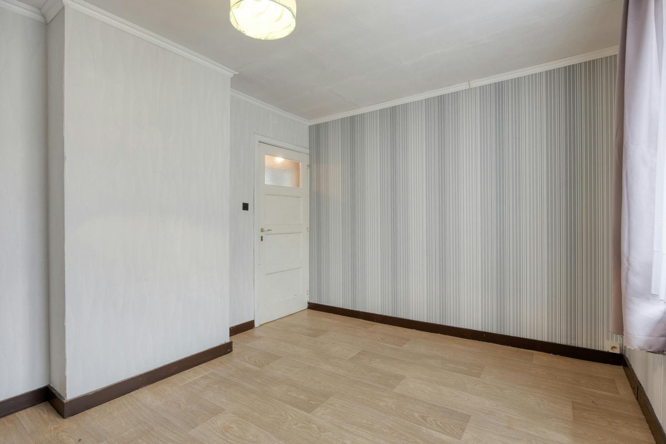 Te renoveren woning met zonnige tuin in Genk foto 14