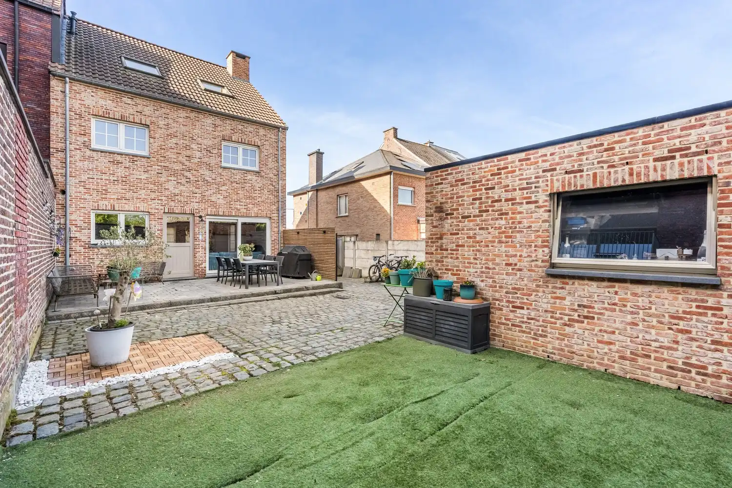 Goed gelegen, halfopen en energiezuinige woning met 3 slaapkamers, een bureau en een oprit met een garage te Kessel-Lo! foto 24