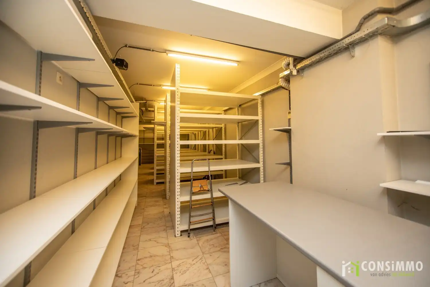 Handelspand/kantoorruimte van 325m² in Genk-Centrum! foto 15