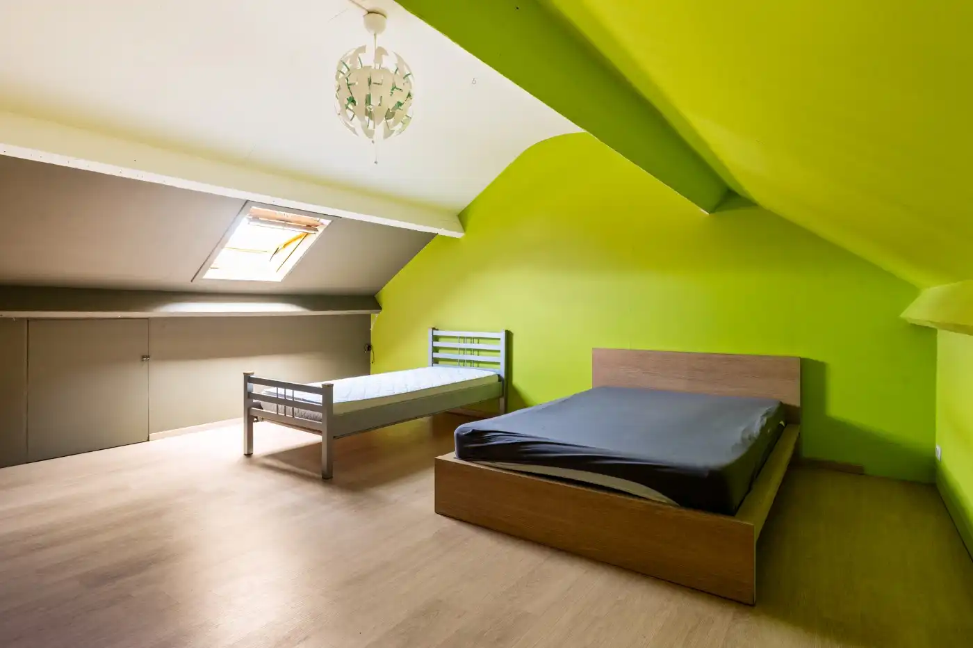 Charmante, te renoveren woning met ruime groene tuin foto 26