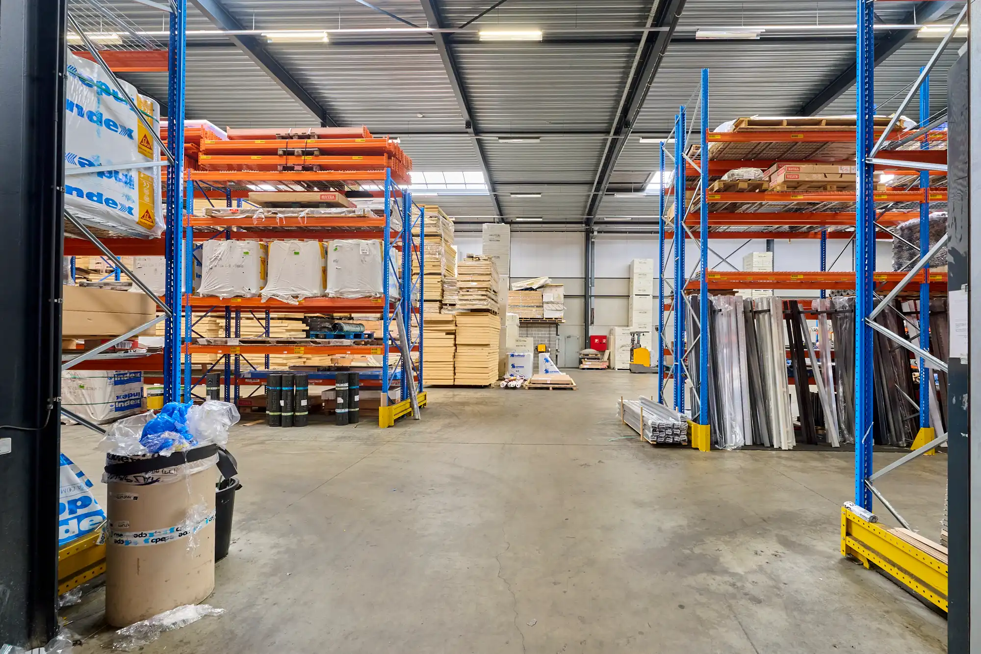 TE KOOP: MAGAZIJNEN MET KANTOREN IN GENK foto 18