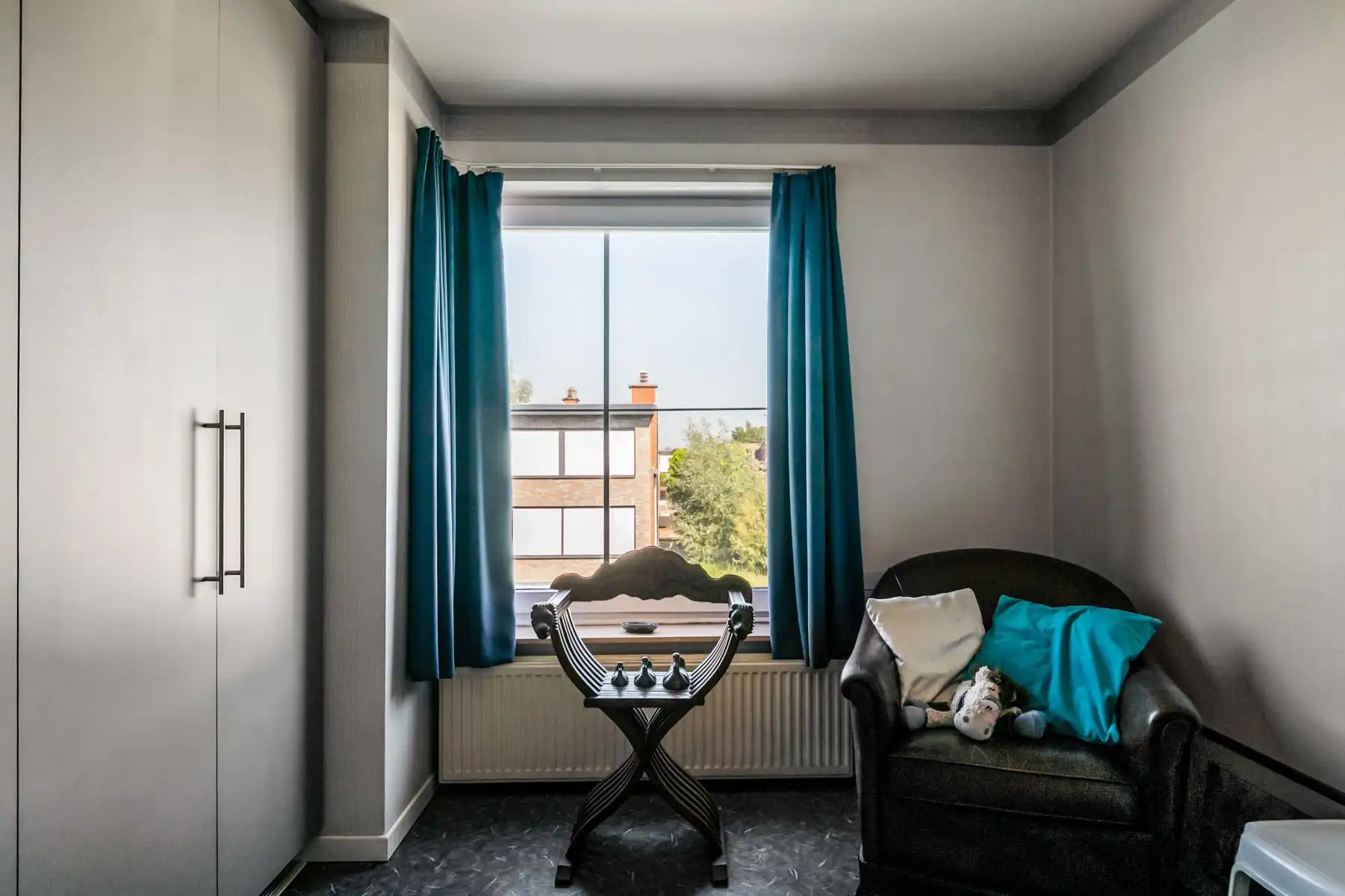 Lichtrijk appartement met garagebox en voorliggende oprit foto 17