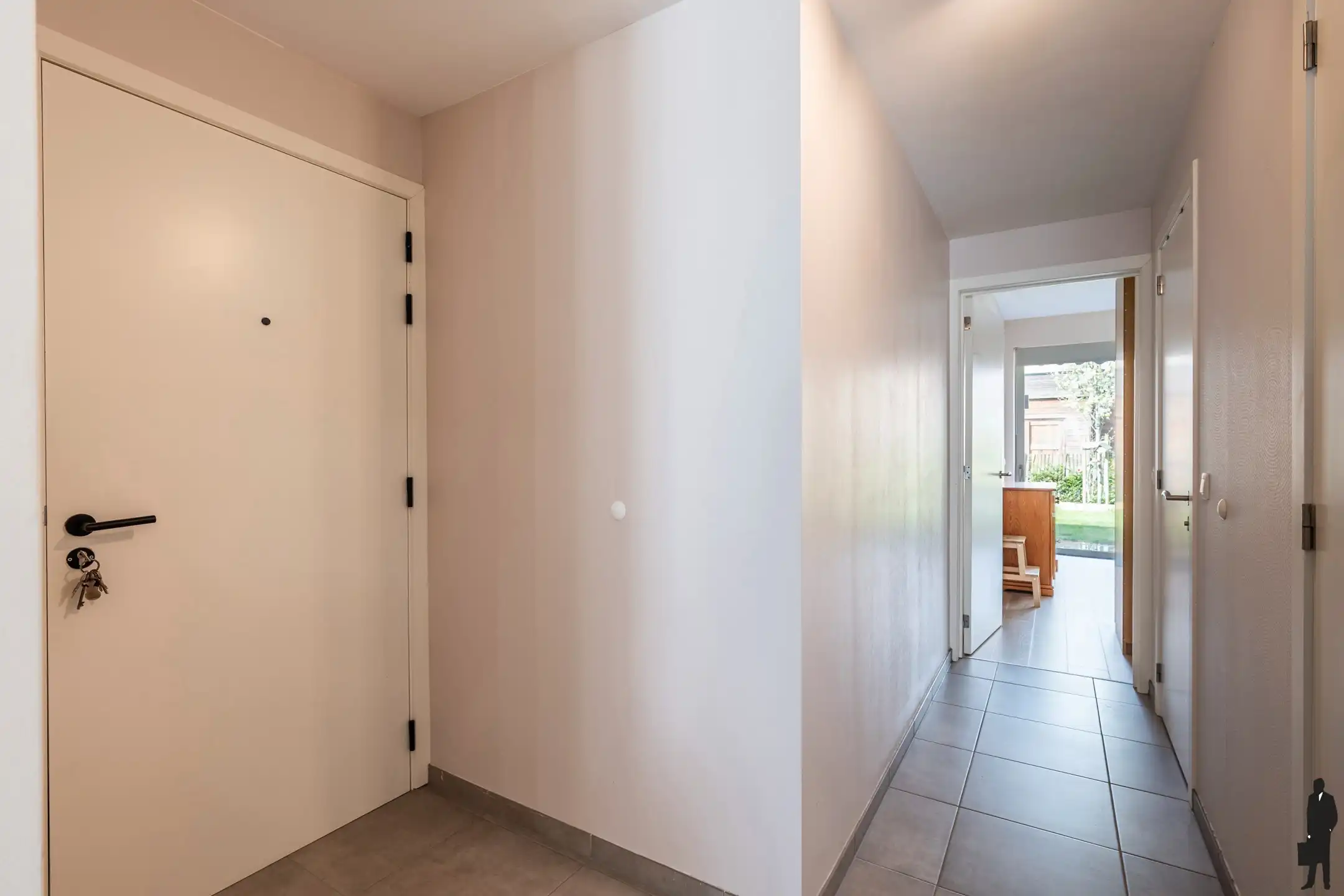 Instapklaar gelijkvloers appartement met tuin en carport foto 2