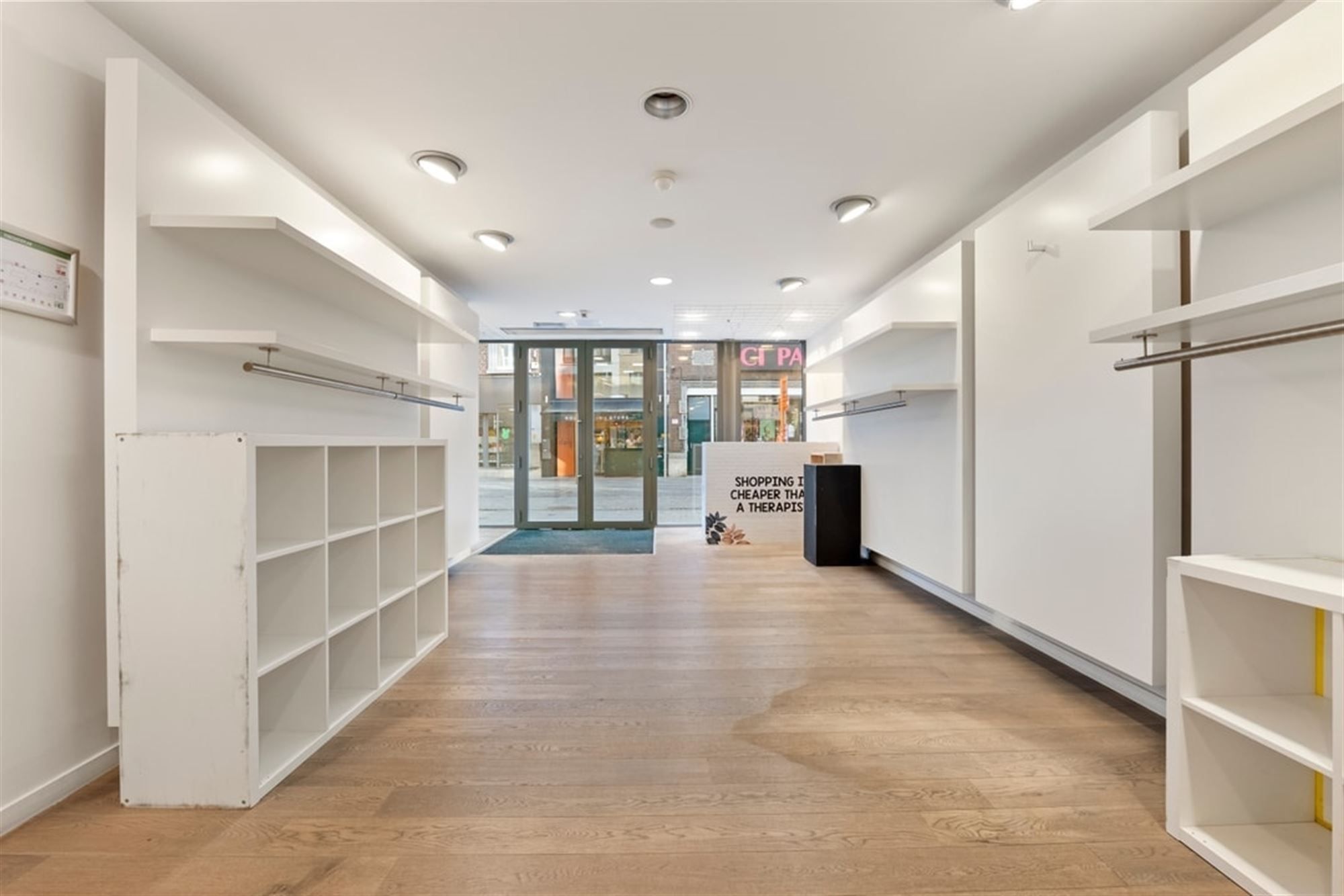 HANDELSRUIMTE TE HUUR MIDDEN IN HET STADSCENTRUM VAN SINT-TRUIDEN  foto 7