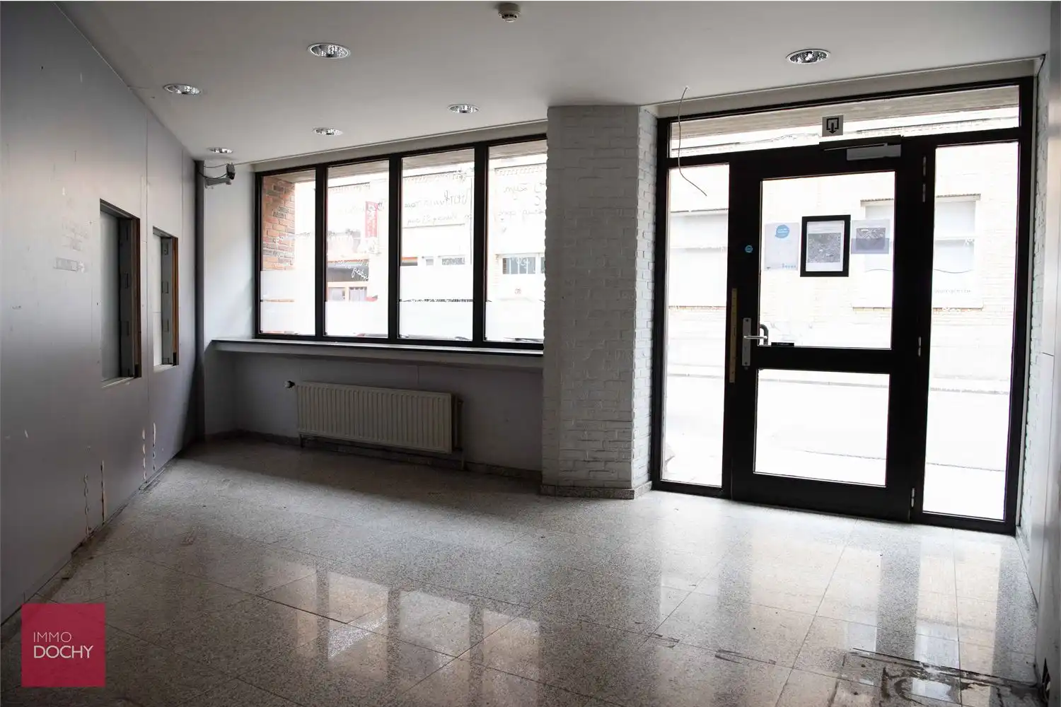 Multifunctioneel commercieel gebouw met parking en uitweg | Stationsstraat foto 8