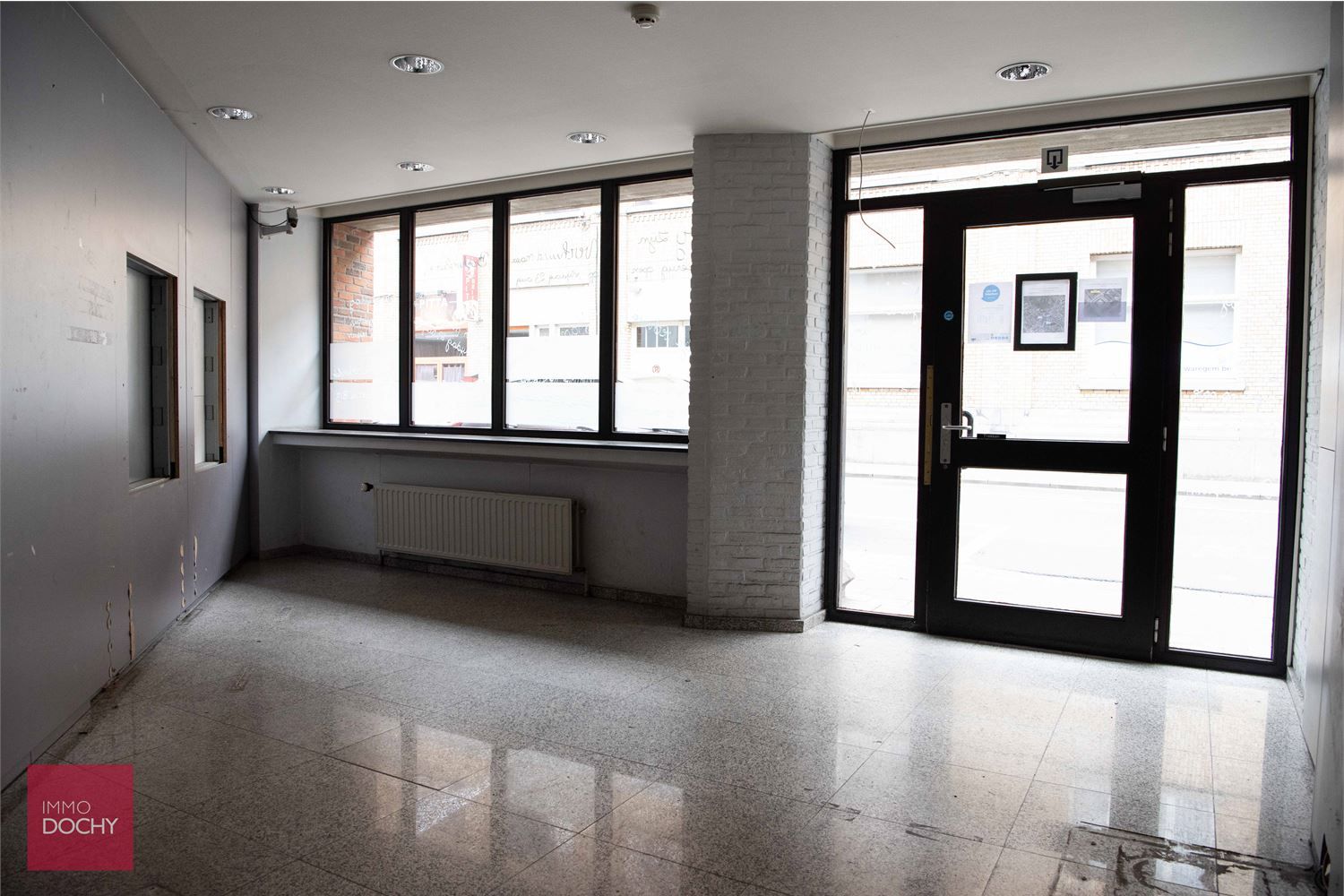 Multifunctioneel commercieel gebouw met parking en uitweg | Stationsstraat foto 8