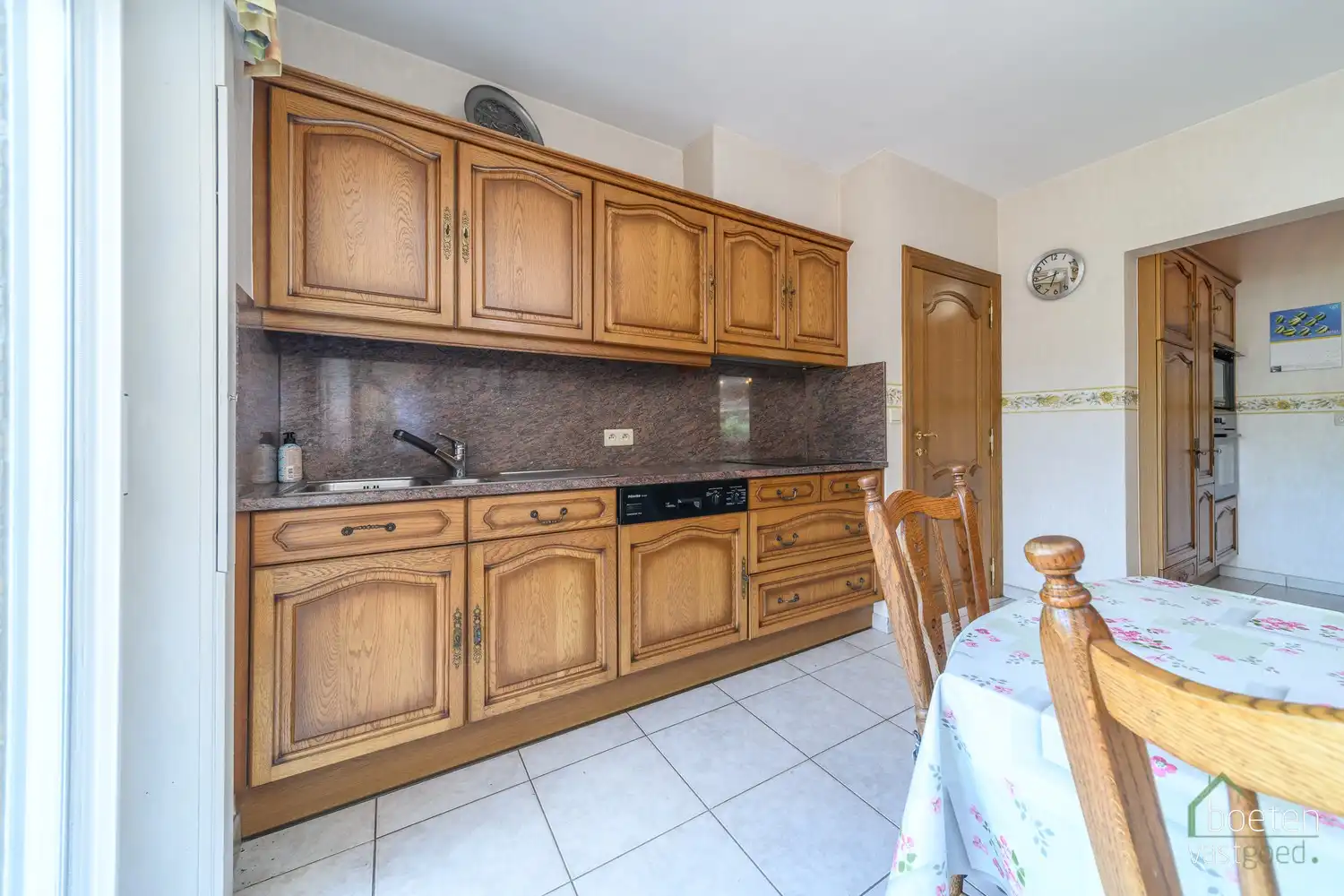 BEVEREN AAN DE IJZER: Zeer degelijke villa-bungalow met alle leefruimtes op het gelijkvloers, ruime garage en tuin op 772m² totale grondopp. foto 8