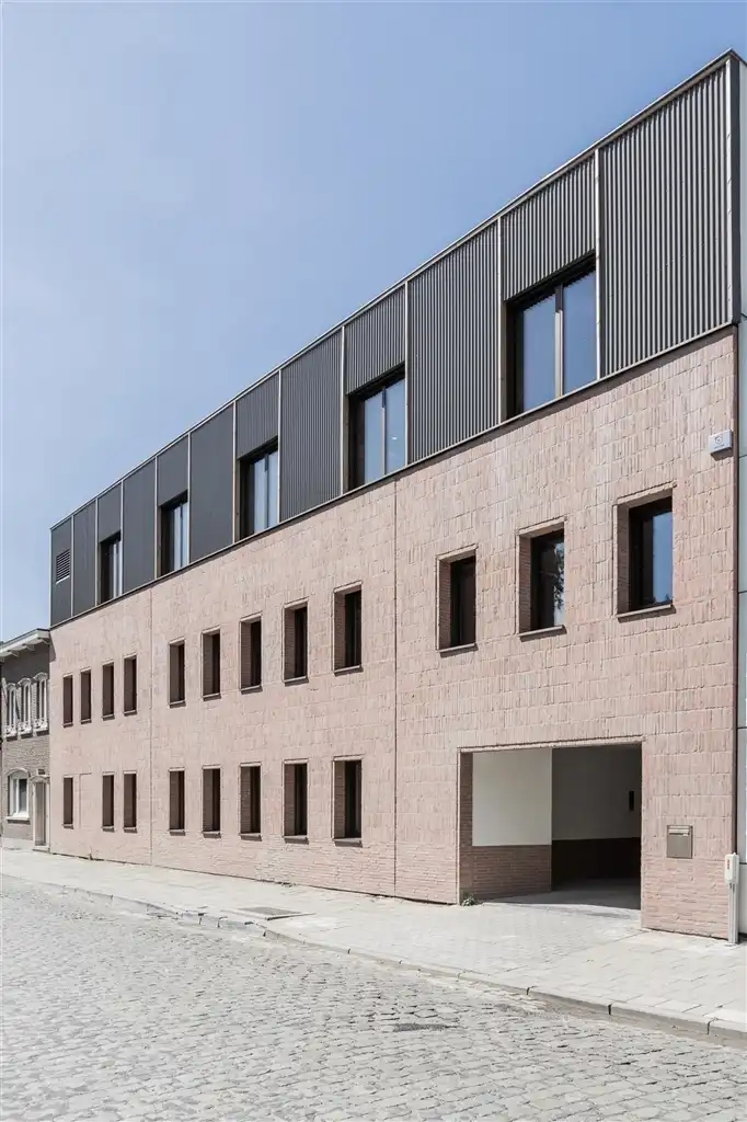 Single tenant gerenoveerd kantoorgebouw van 890m² foto {{pictureIndex}}