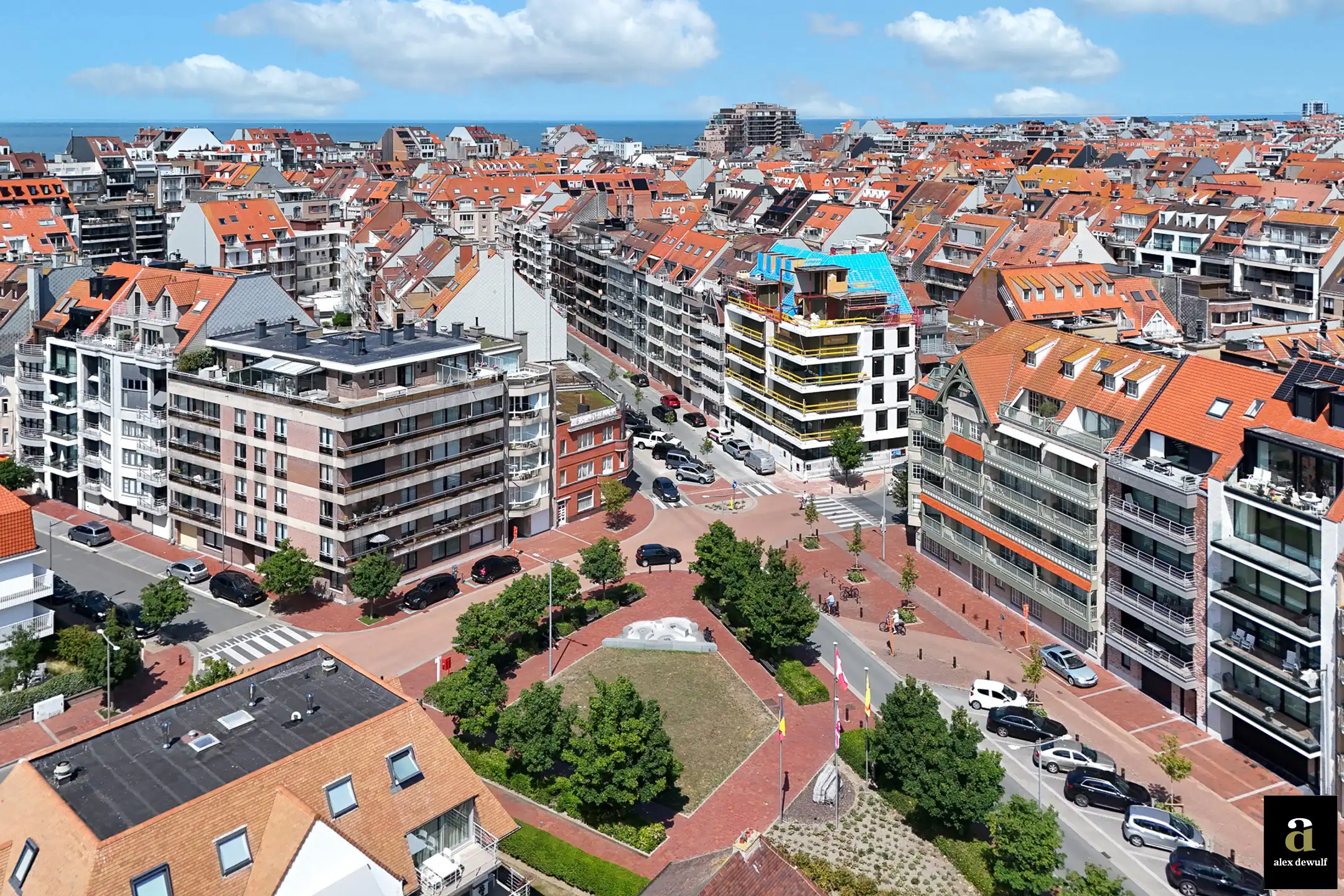 Prachtig nieuwbouwappartement met 2 slaapkamers gelegen op de gelijkvloerse verdieping. foto {{pictureIndex}}