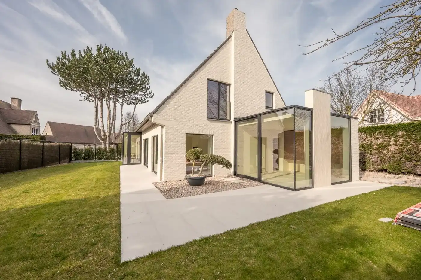 Alleenstaande en luxueus gerenoveerde villa op een rustige en residentiële ligging in Knokke foto 2