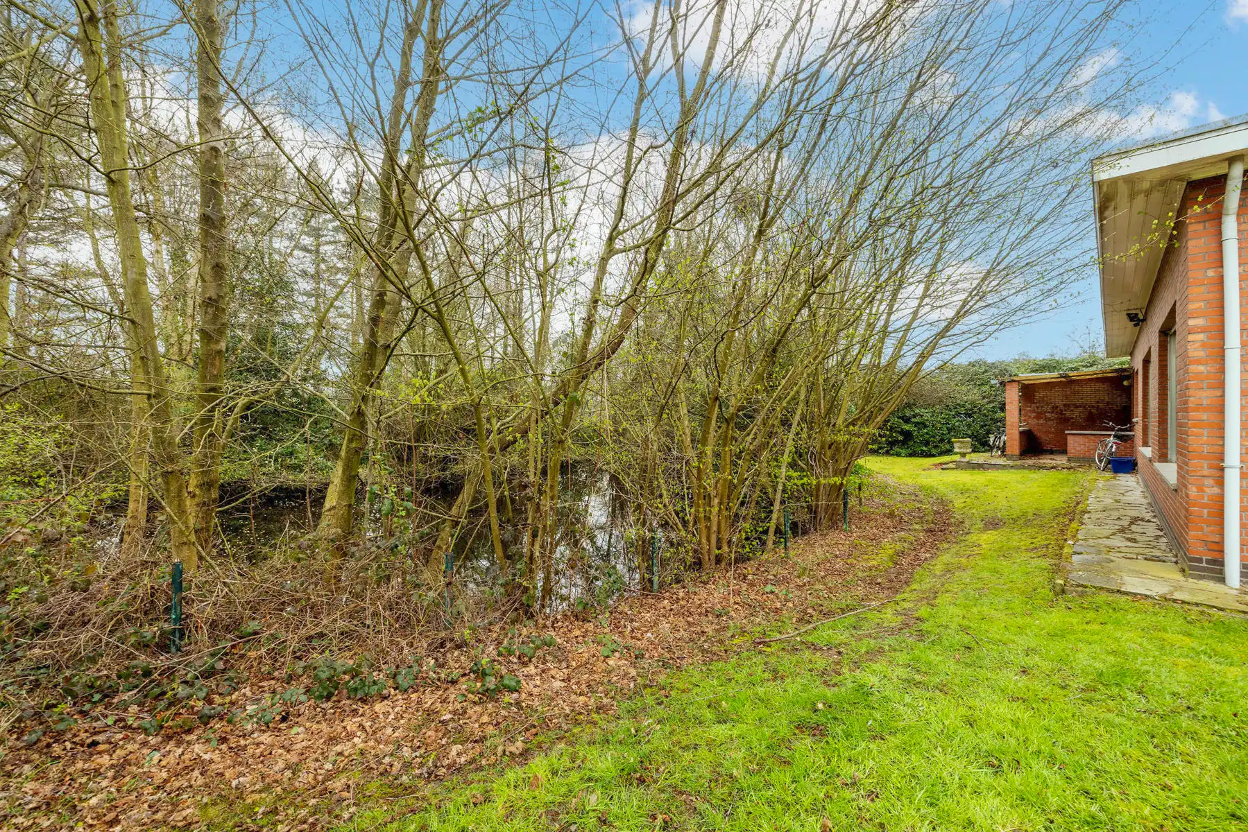 Rustig gelegen te renoveren woning met 2 slp op mooi perceel foto 17