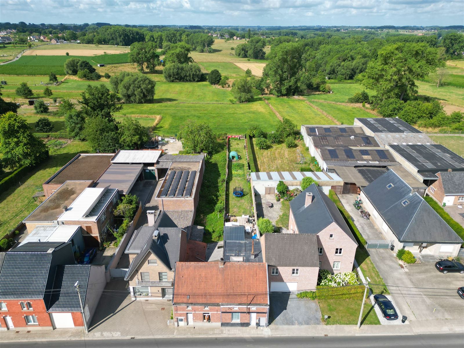 Te renoveren woning met diepe en prachtig gelegen achtertuin foto 3