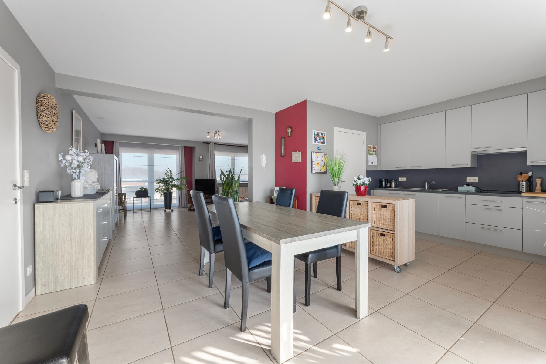 Ruim tweeslaapkamerappartement met terras en dubbele garage foto 9
