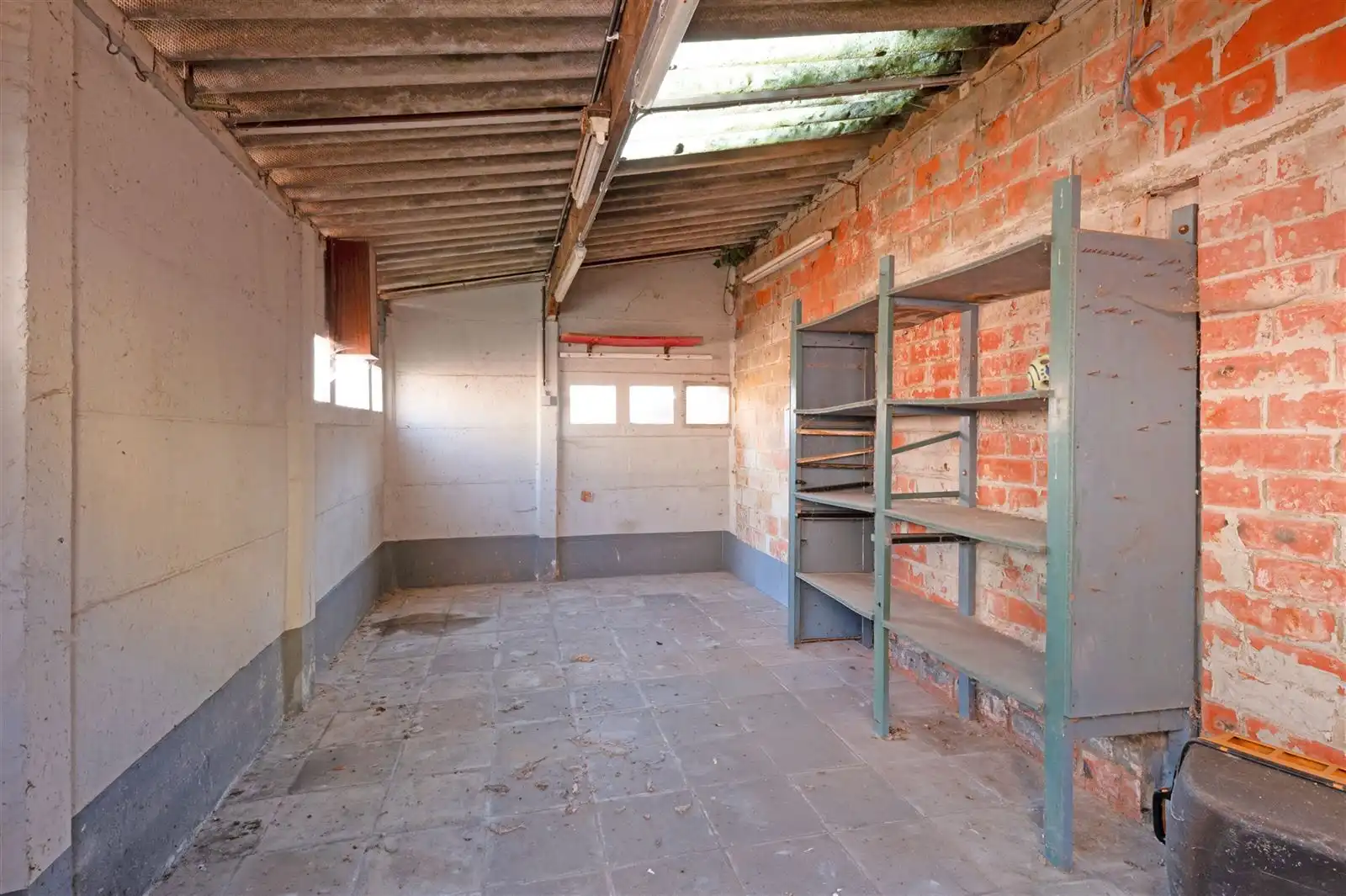 Deels te renoveren gezinswoning met garage en tuin foto 21