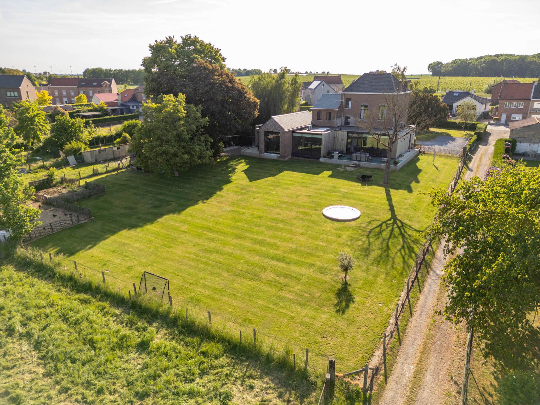 Karaktervol herenhuis met modern comfort in een groene, landelijke setting foto 4