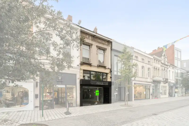 Winkelpand met woonst en tuin centrum Roeselare foto {{pictureIndex}}