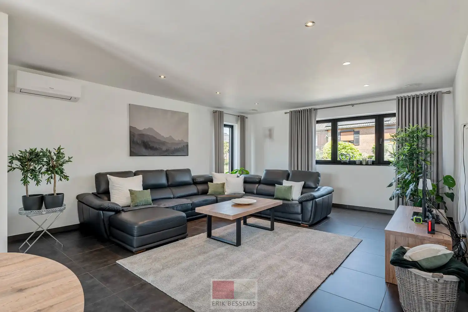 Deze moderne halfopen woning, gebouwd in 2016, biedt een bewoonbare oppervlakte van maar liefst 232 m² op een perceel van 377 m² en maar liefst 5 slaapkamers waarvan er eentje in gebruik is als bureau. foto 8