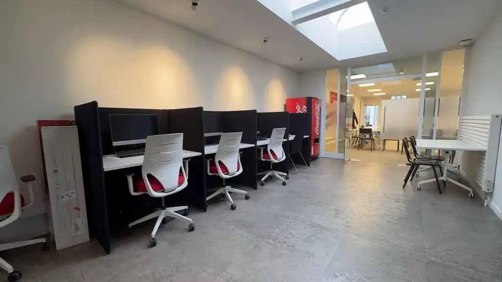 Instapklaar kantoor te huur vlakbij R4 en E40 in Drongen foto 6