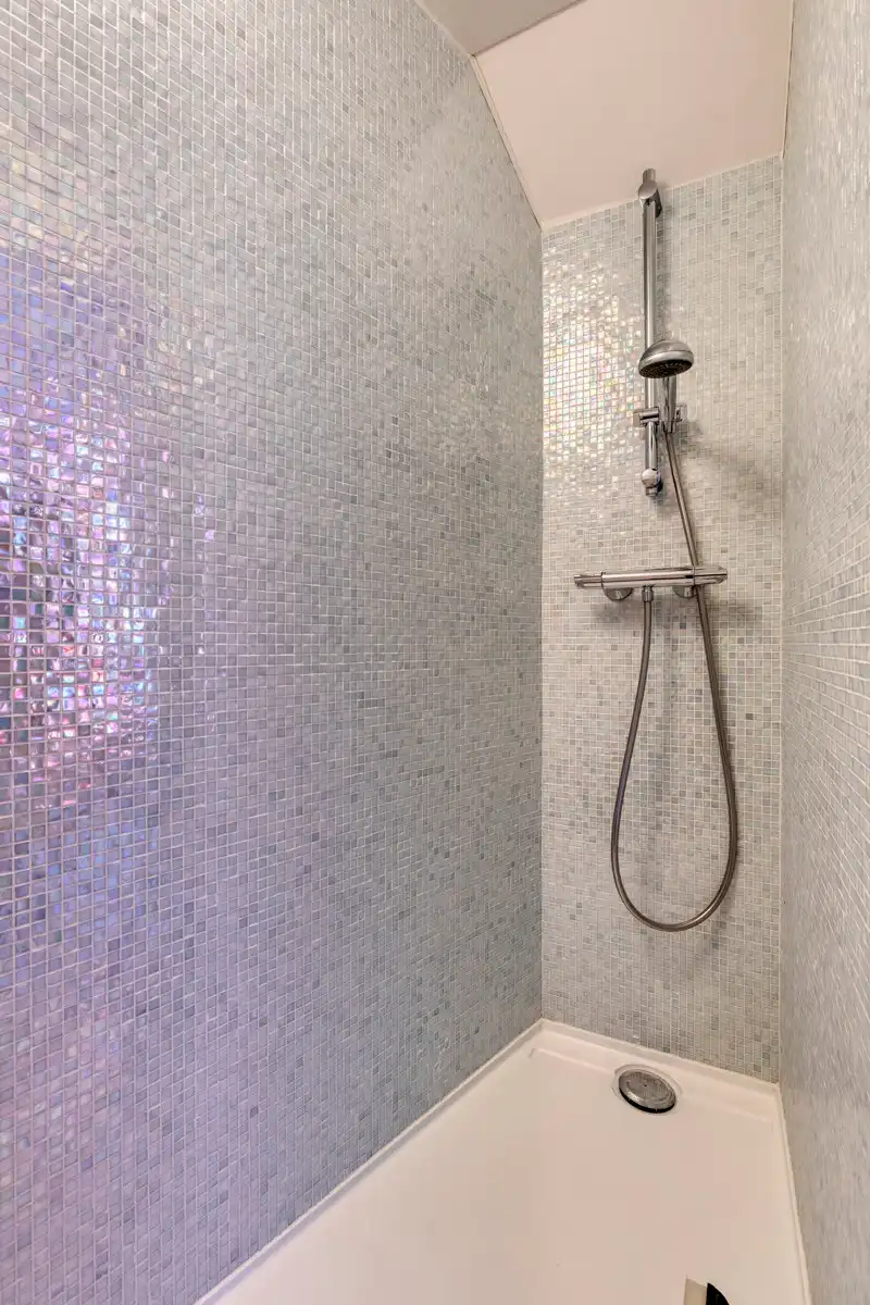 Gerenoveerde (2010) burgerwoning met dubbele garage foto 22