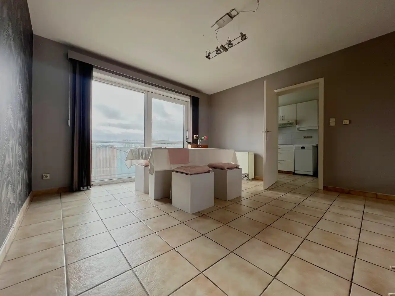 Lichtrijk en ruim appartement met 2 slpks. + terras! foto 3