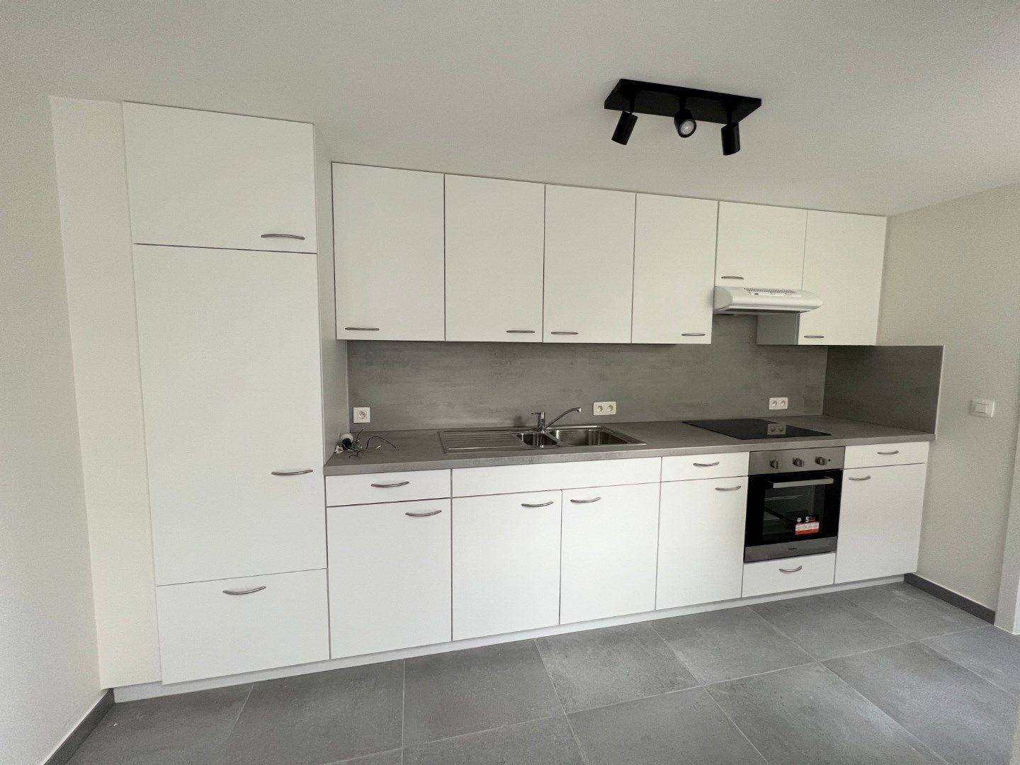GELIJKVLOERS APPARTEMENT MET 1 SLAAPKAMER EN TERRAS IN IEPER foto 7