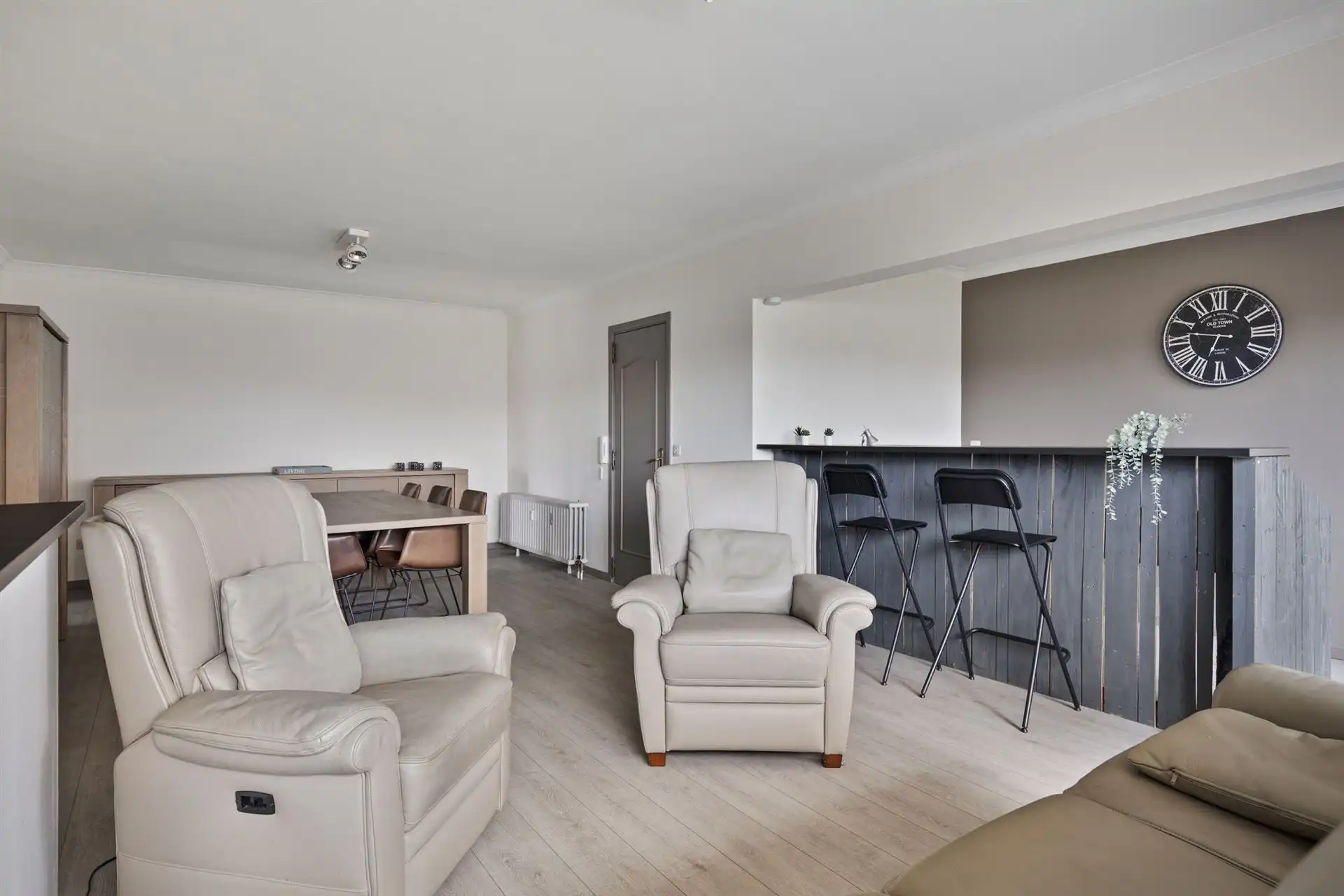 Appartement op 1ste verdieping met 2 slaapkamers en garage. foto 4